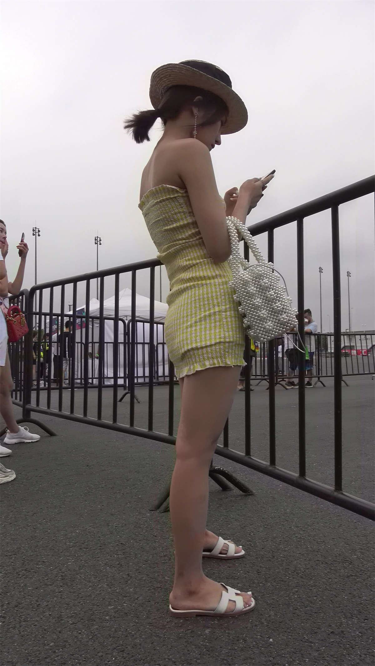 黄色吊带裙漂亮MM