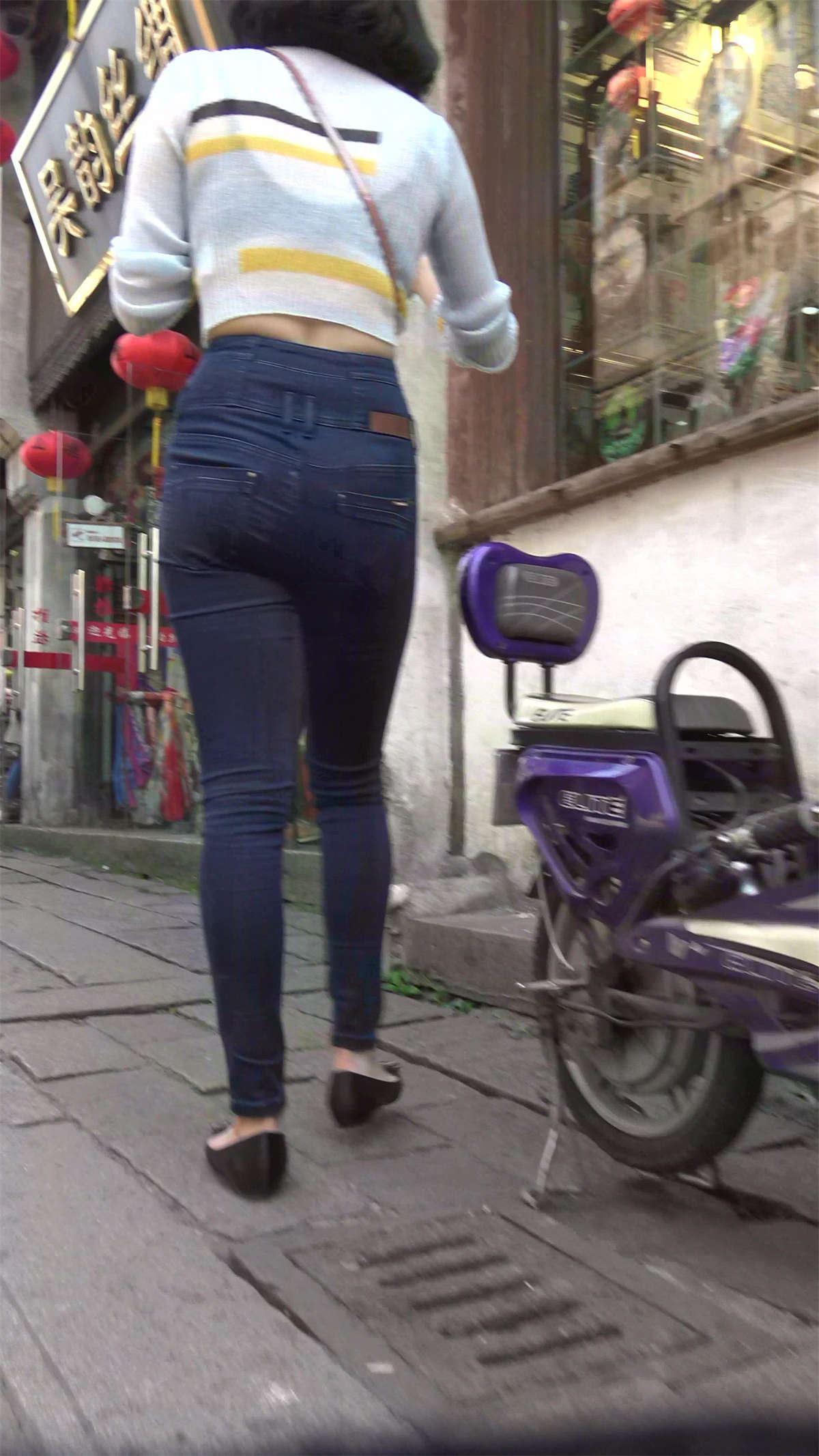 丰臀紧身牛仔裤性感街拍美女姐姐