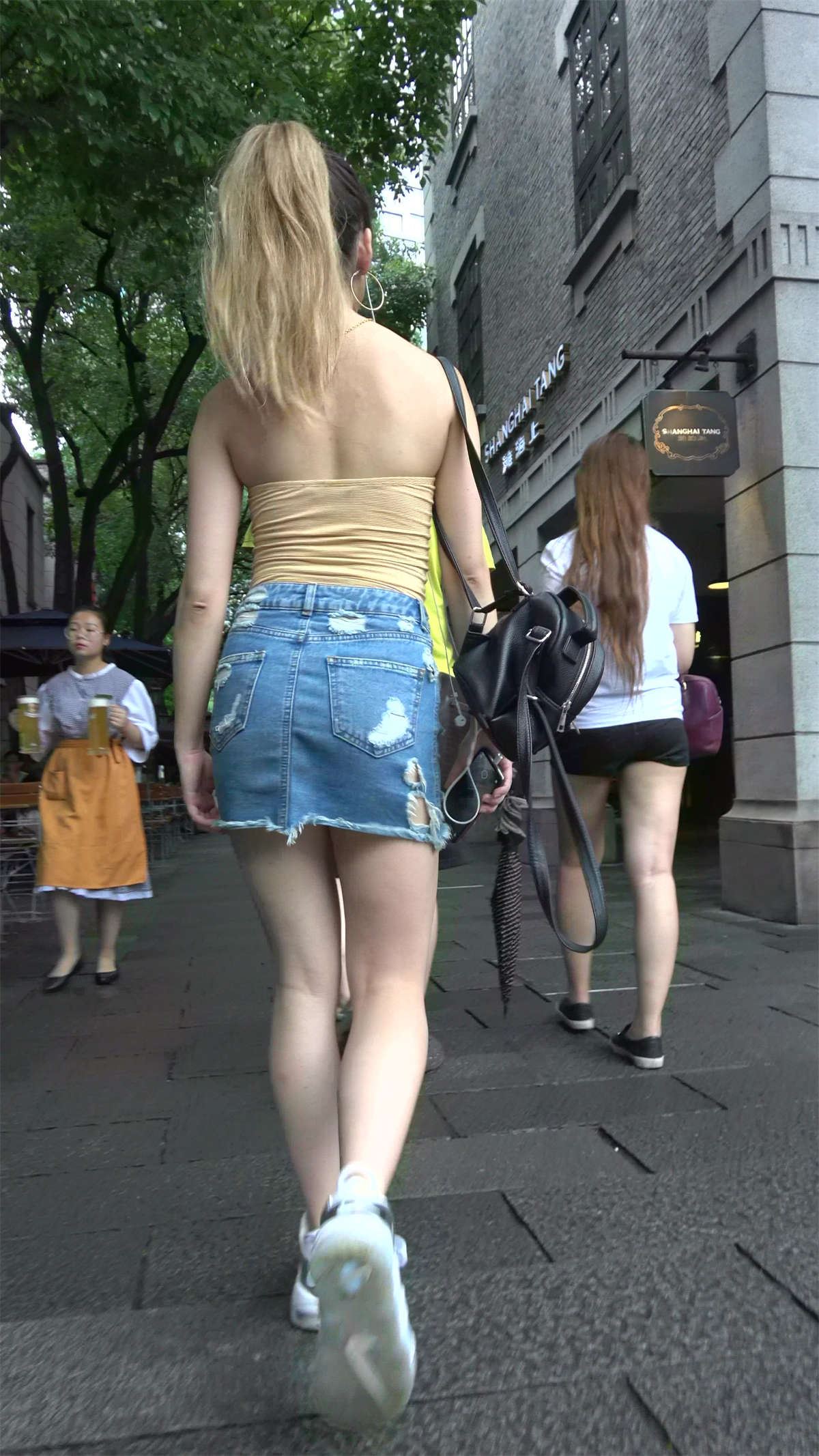 性感抹胸牛仔裙气质马尾辫街拍美女