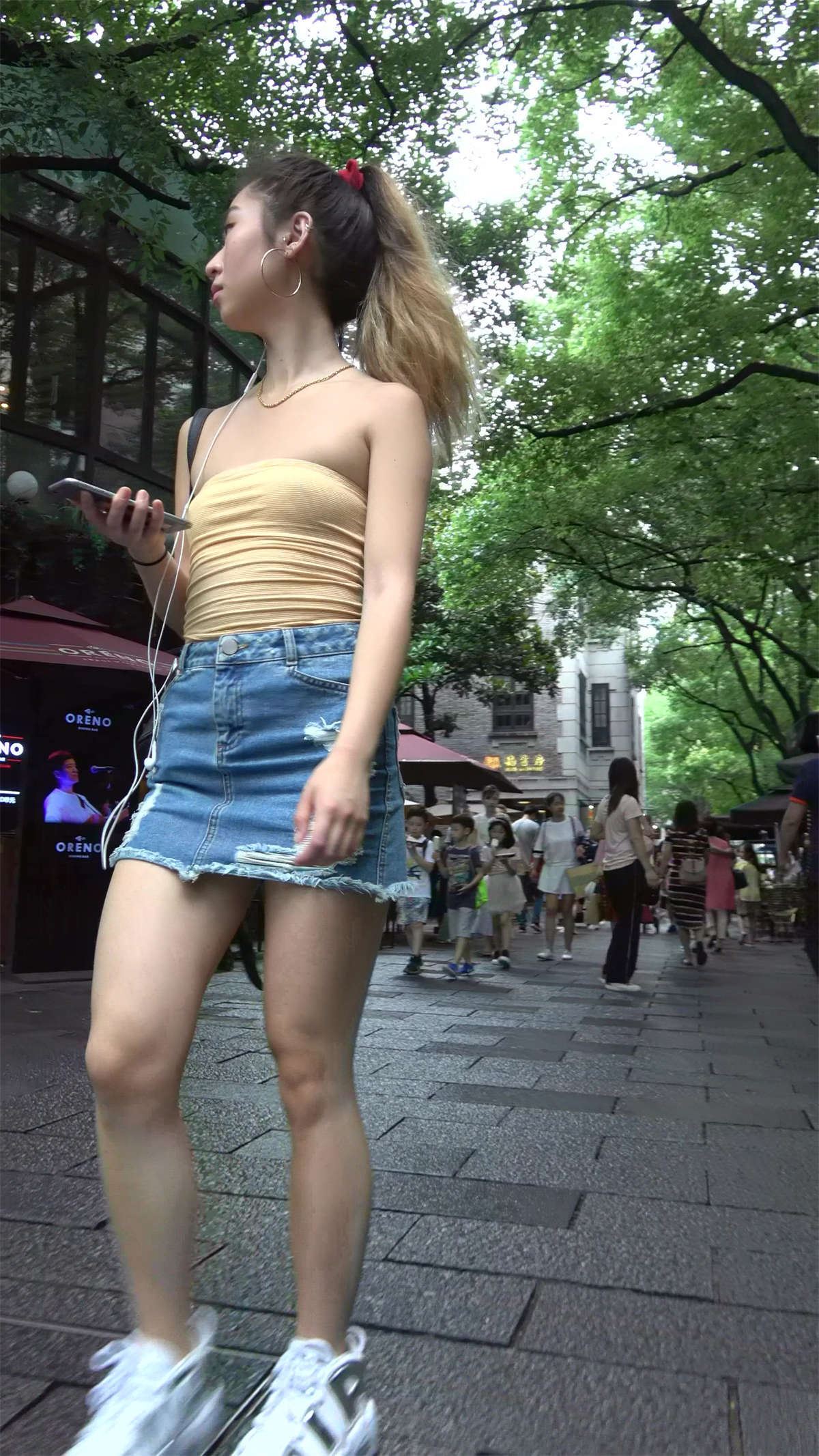 性感抹胸牛仔裙气质马尾辫街拍美女
