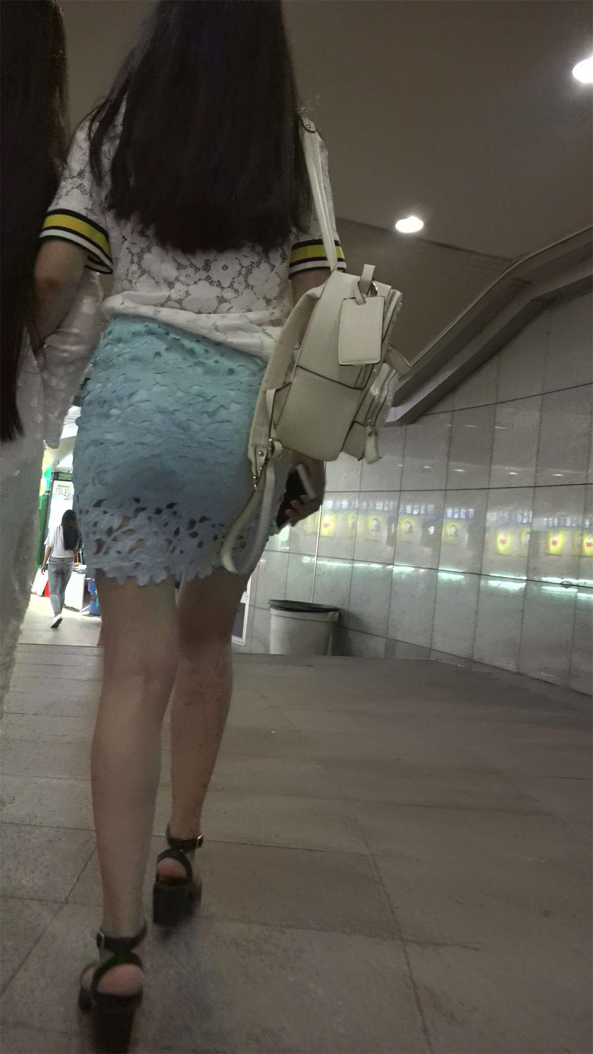 超性感美臀浅蓝色镂空裙街拍美女