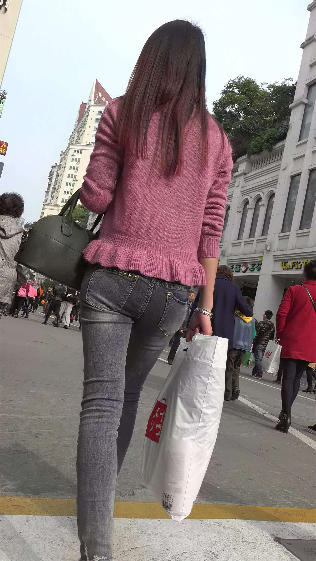 超清街拍牛仔裤粉色毛衣性感美女姐姐