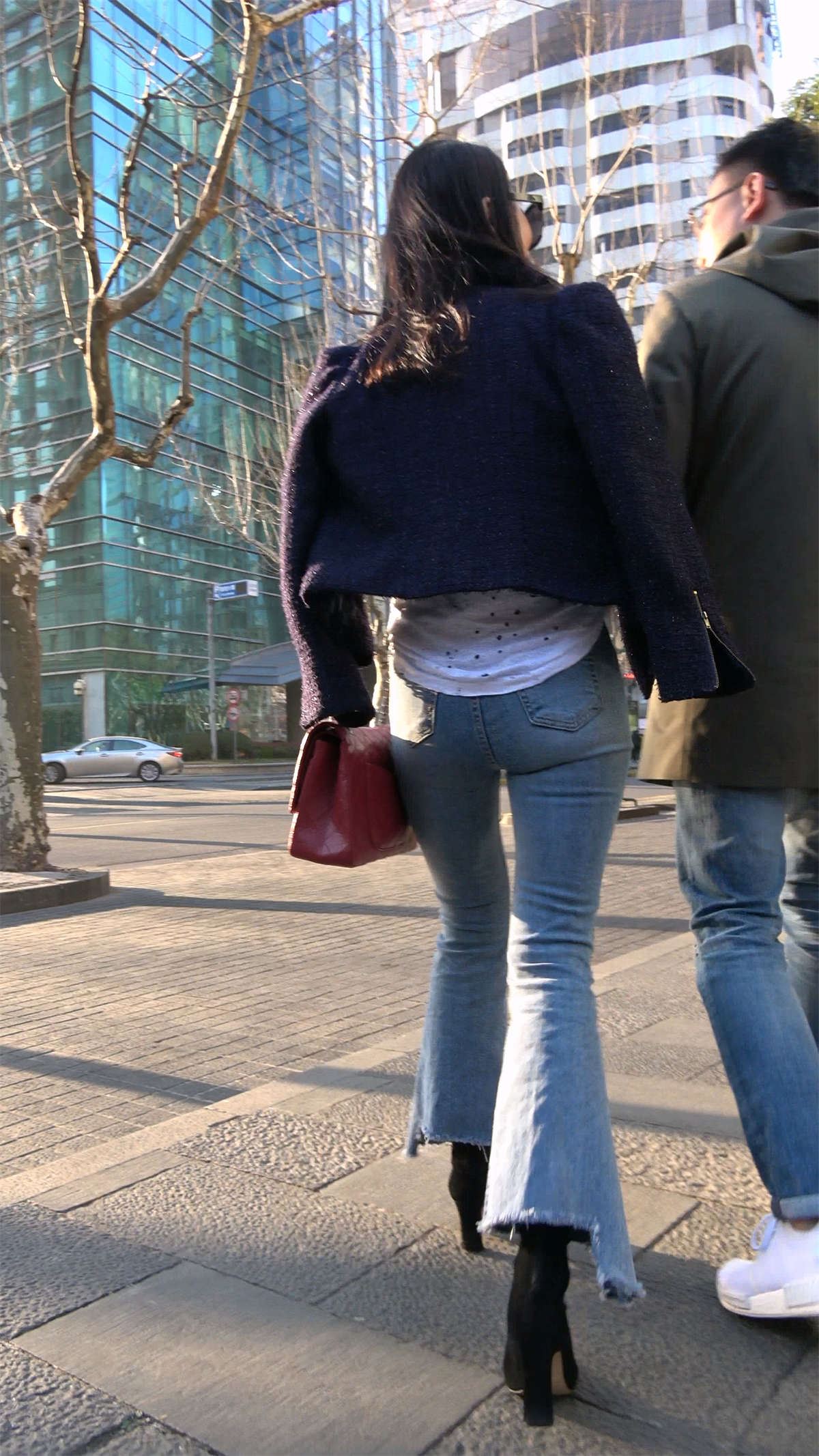 街拍宽臀牛仔喇叭裤熟女姐姐