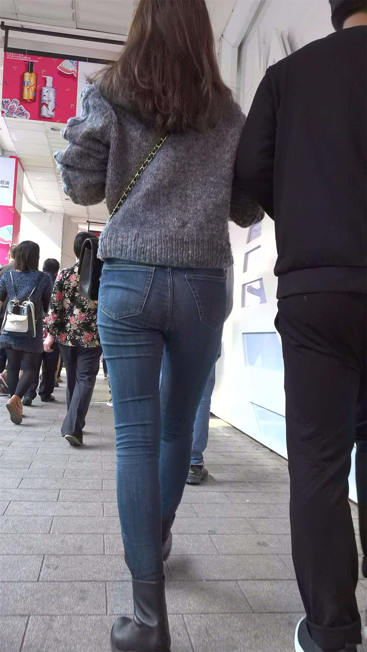 极品身材紧身蓝色牛仔裤街拍美女