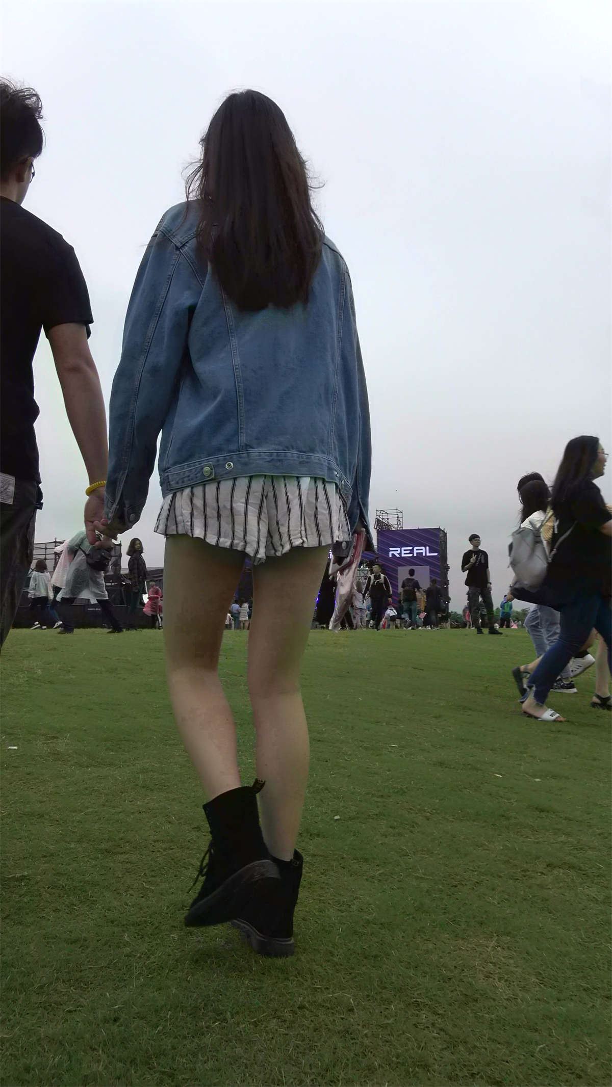 牛仔外套美腿逆天高颜值青春美女