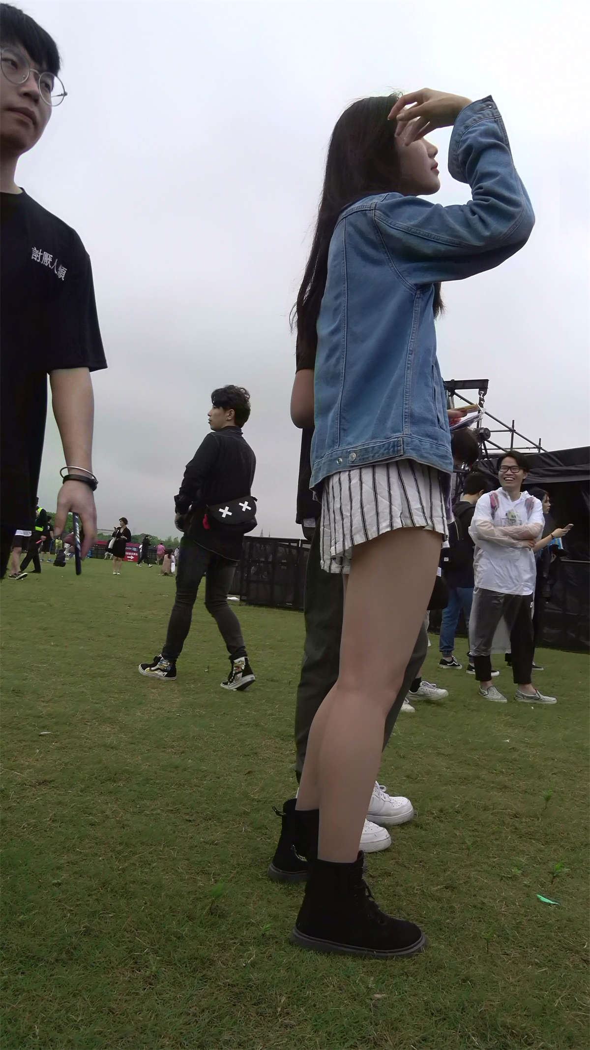 牛仔外套美腿逆天高颜值青春美女