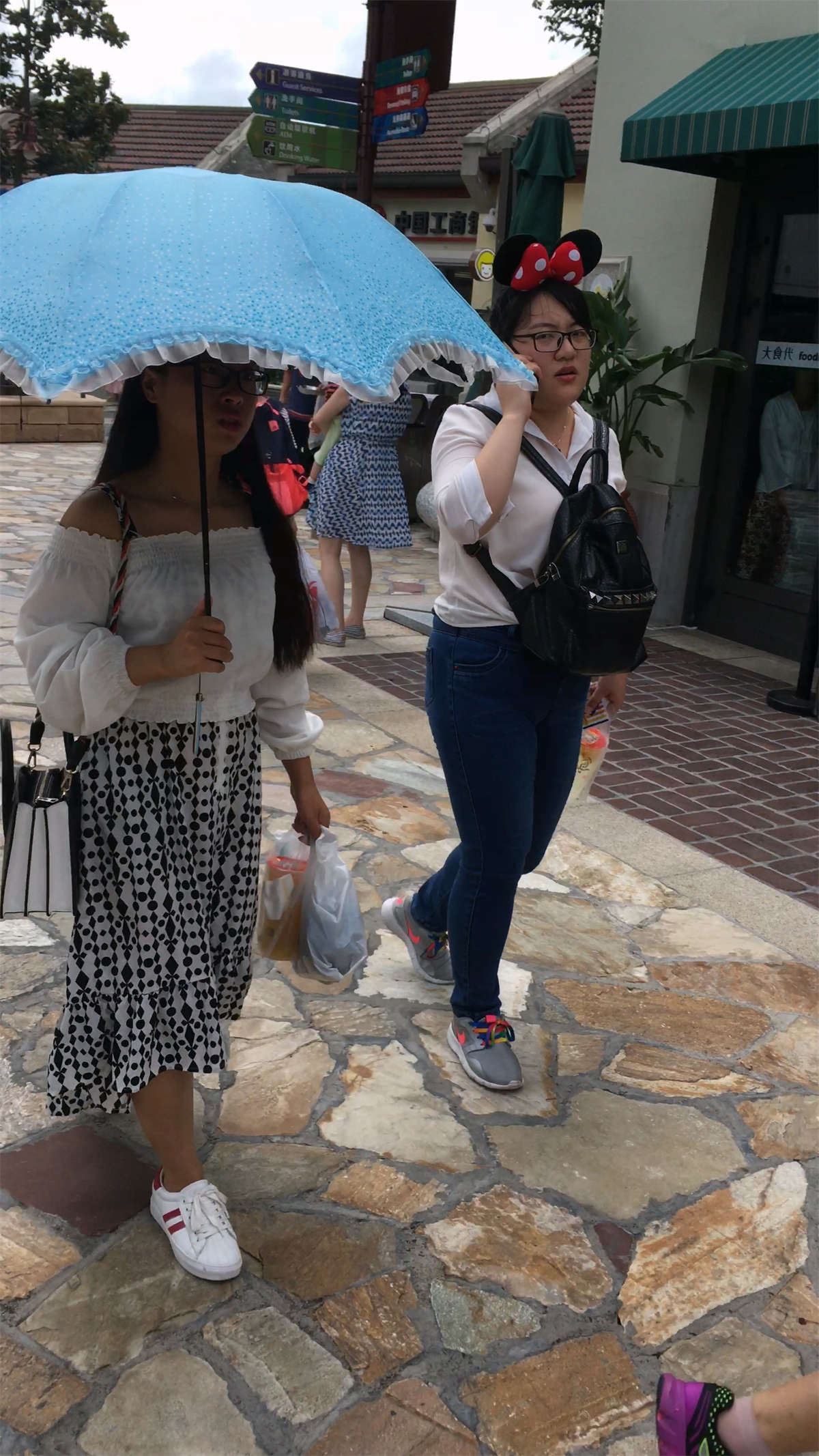 连衣长裙眼镜妹
