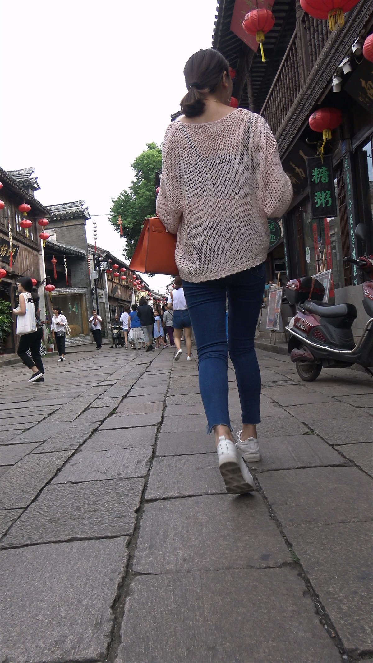 蓝色牛仔裤镂空毛衣天生丽质小姐姐爱拍照