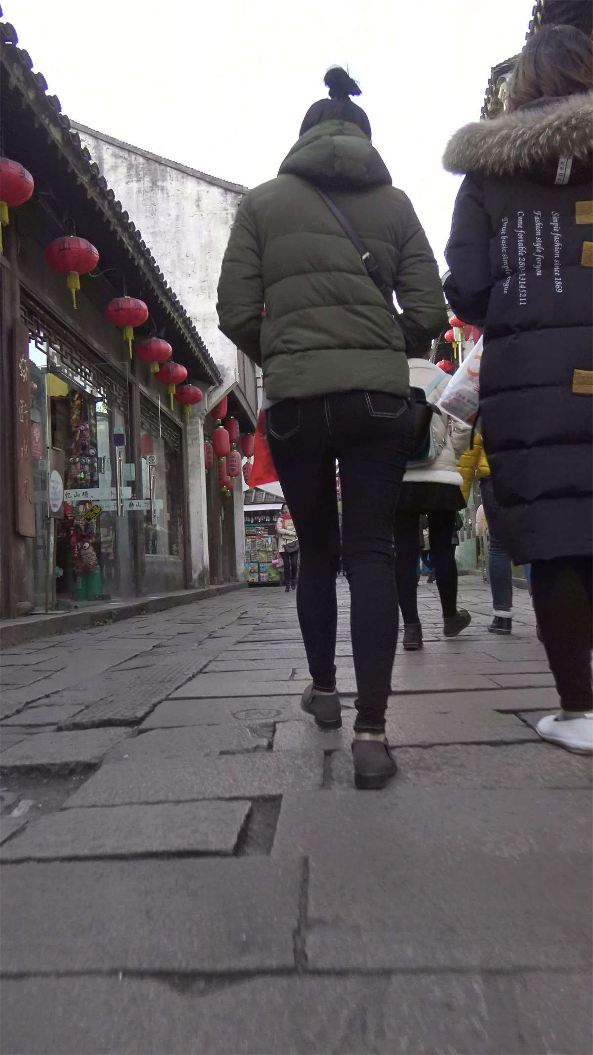羽绒服超级紧身裤街拍美女