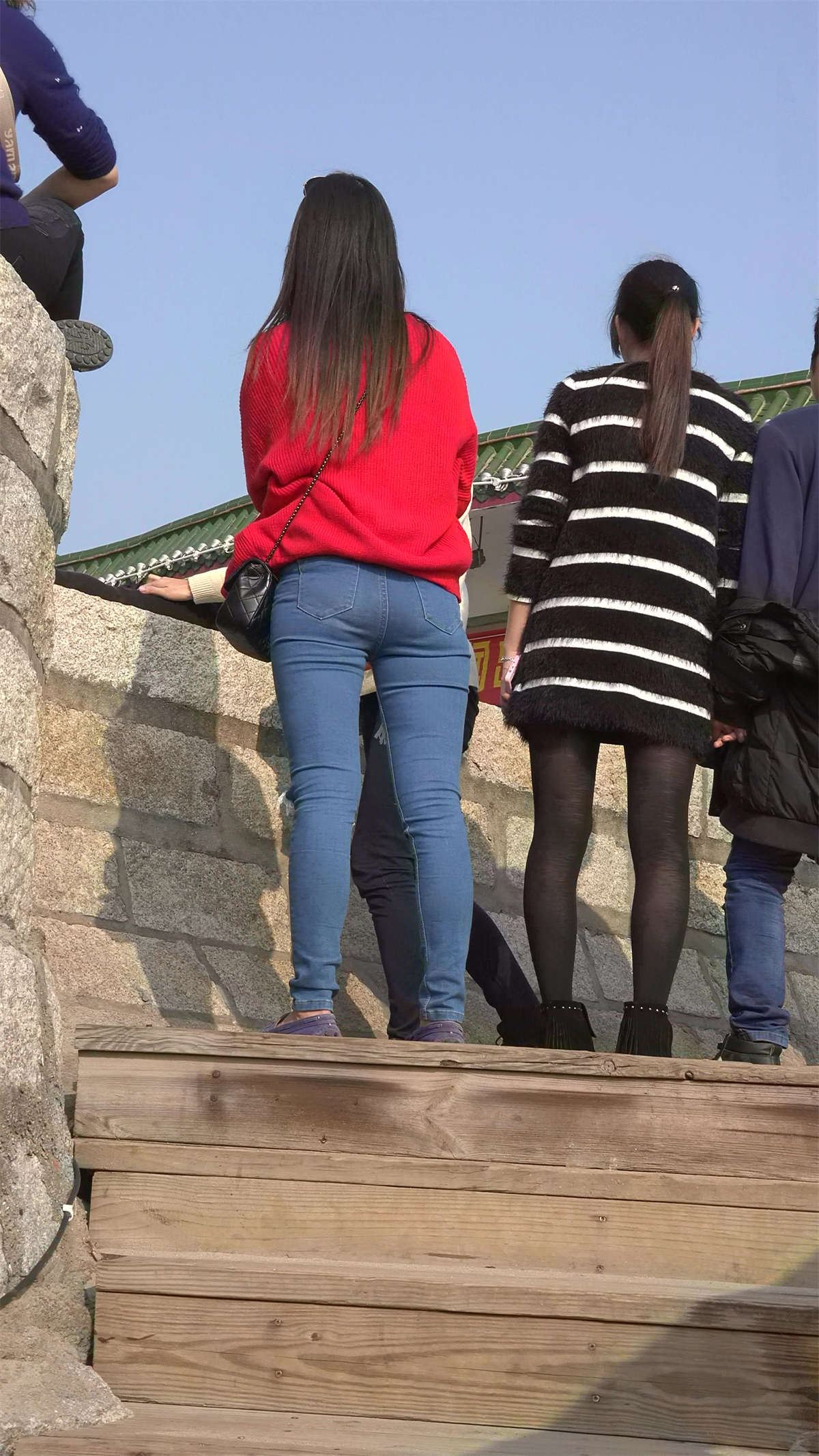 超紧蓝牛宽臀红色毛衣小清新街拍美女