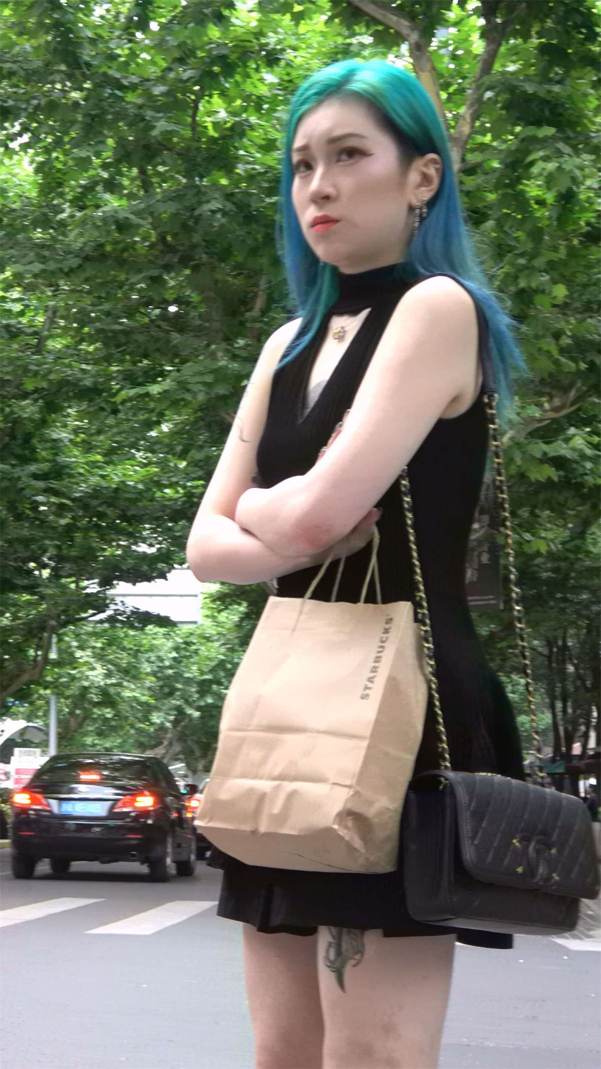 银白高跟、短裙性感染发的街拍美女