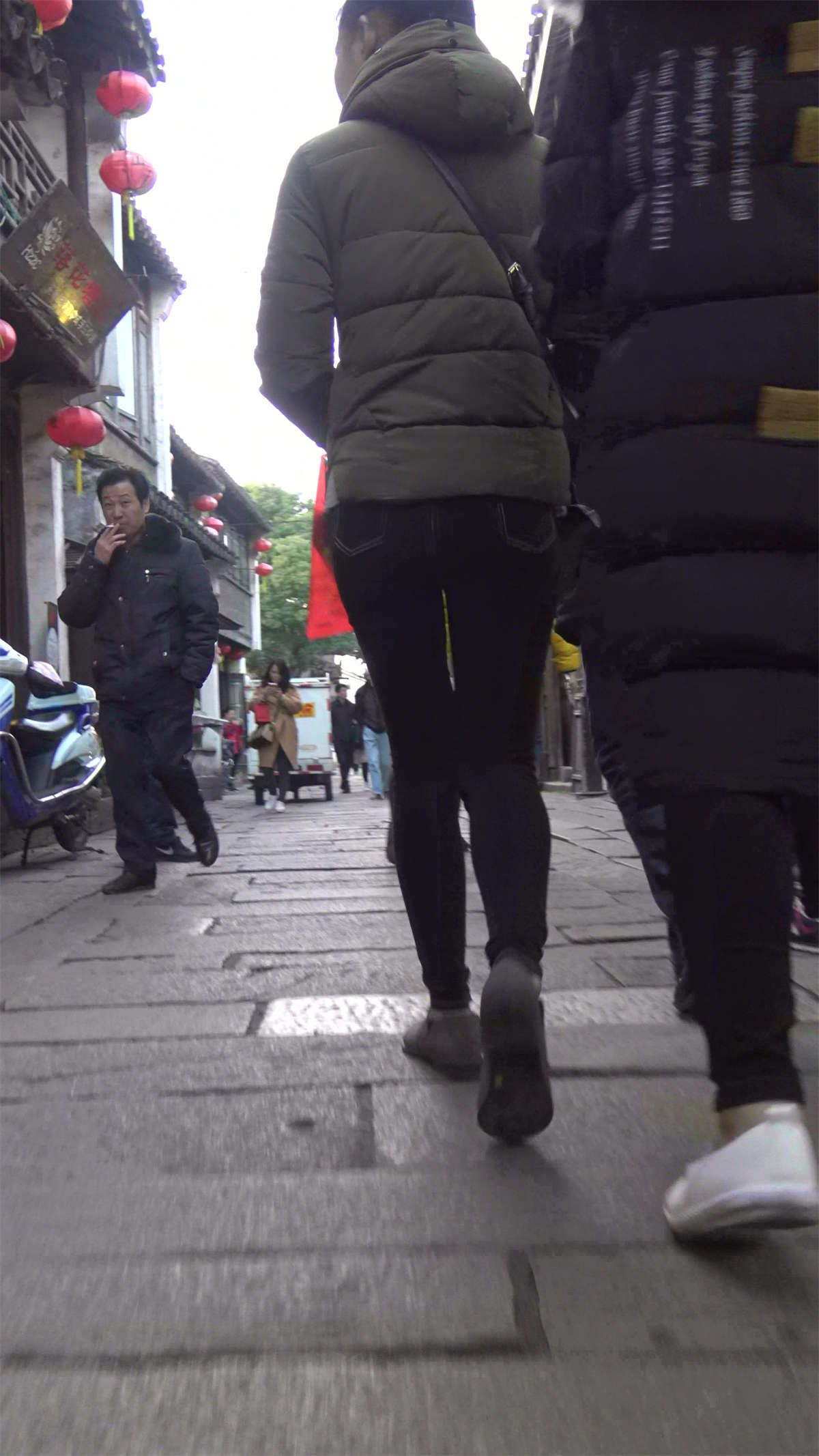 羽绒服超级紧身裤街拍美女