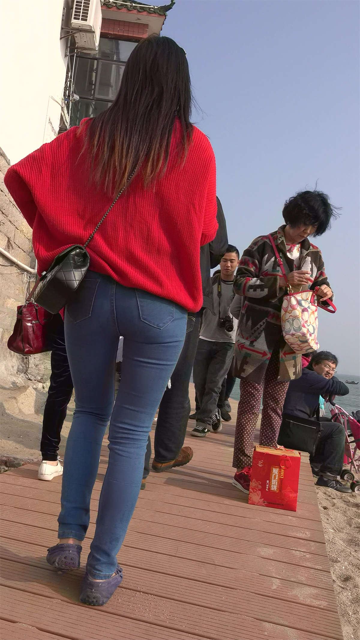 超紧蓝牛宽臀红色毛衣小清新街拍美女