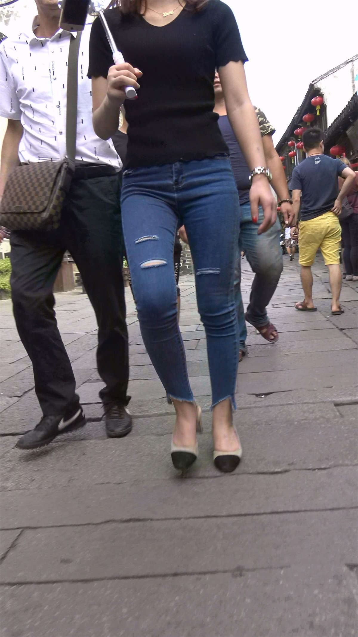 黑T恤紧身蓝牛俏皮可爱妹妹玩自拍