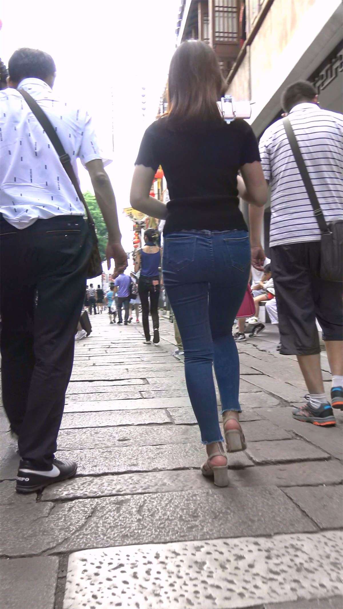 黑T恤紧身蓝牛俏皮可爱妹妹玩自拍