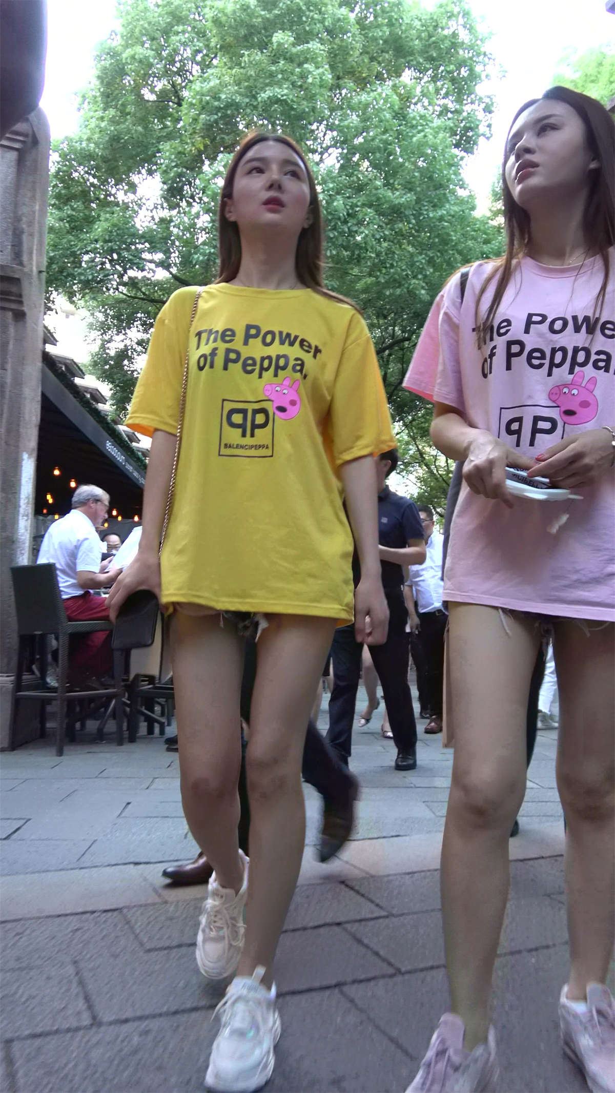 超短热裤长款T恤街拍美腿高颜值姐妹