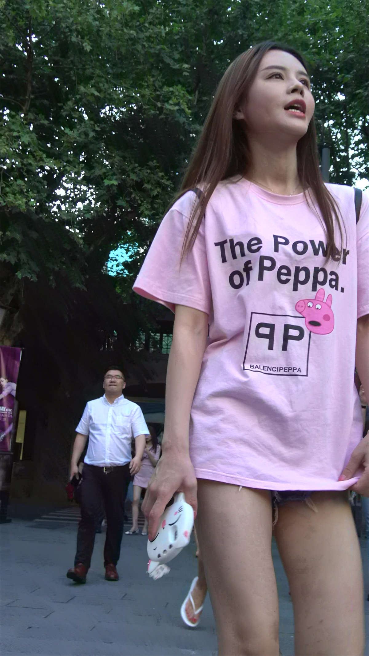 超短热裤长款T恤街拍美腿高颜值姐妹