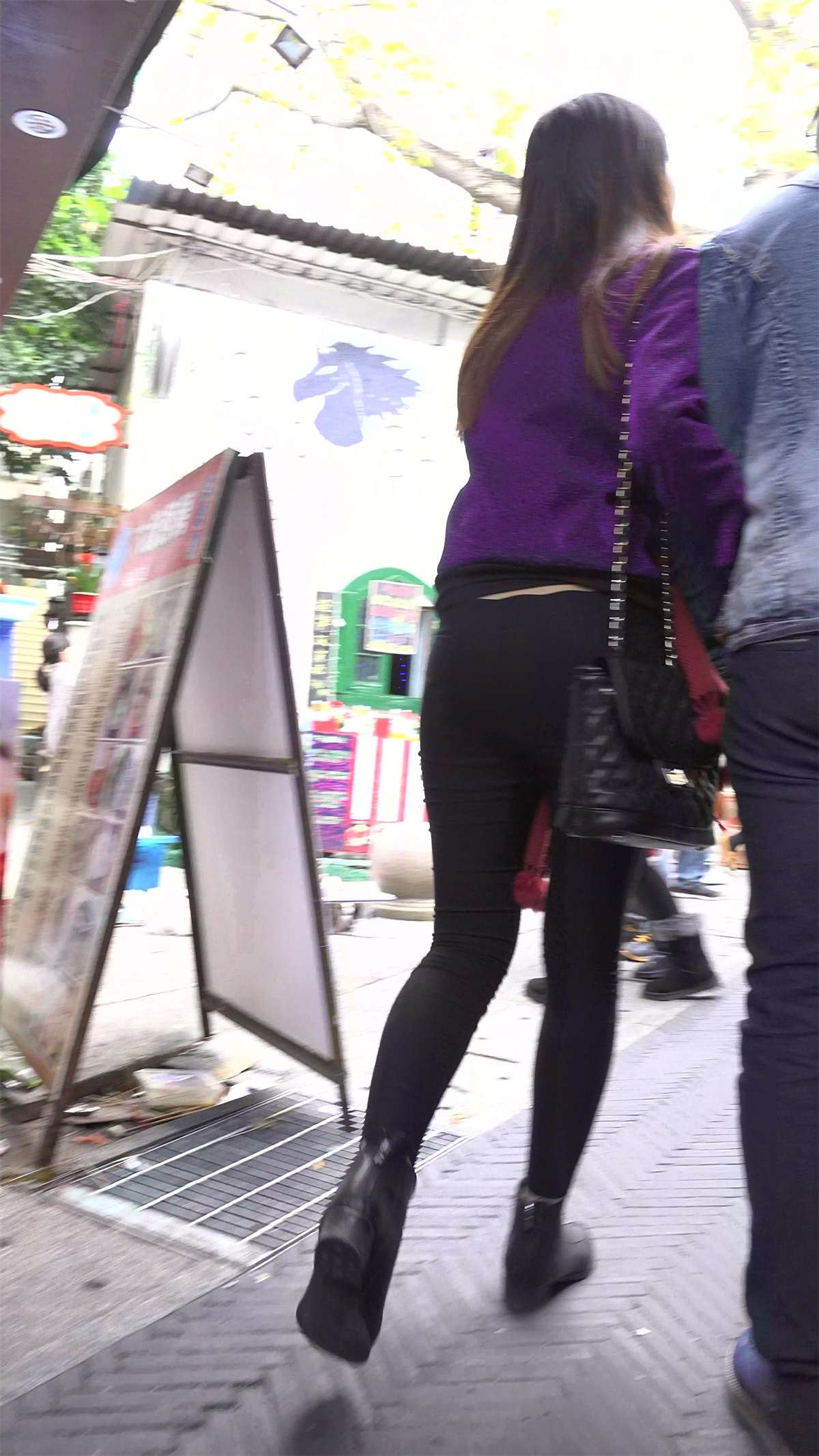 极品黑色紧身裤紫色外套街拍美臀