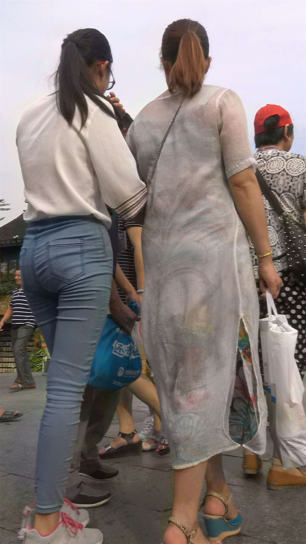 极品紧身蓝牛白衬衫运动鞋街拍学生妹