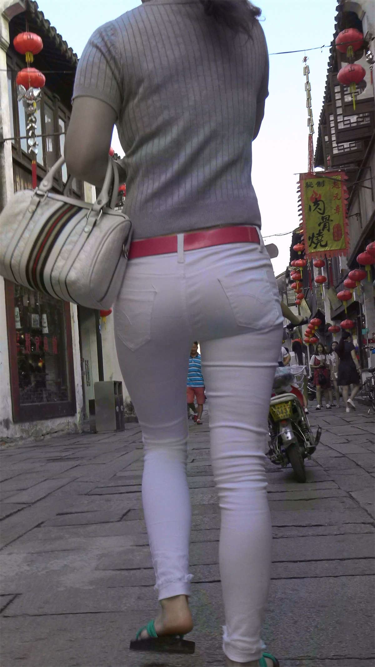 灰色毛衣白色紧身裤波涛汹涌街拍美女