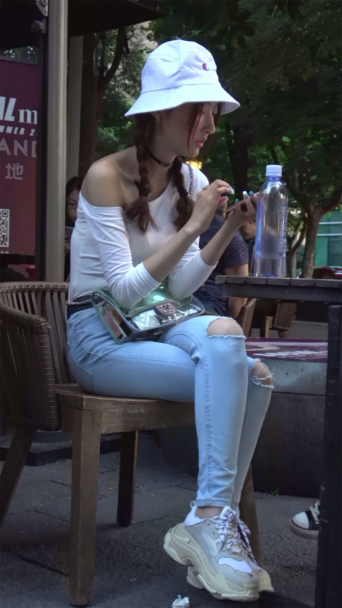 破洞紧身蓝牛白帽麻花辫小姐姐颜值超高