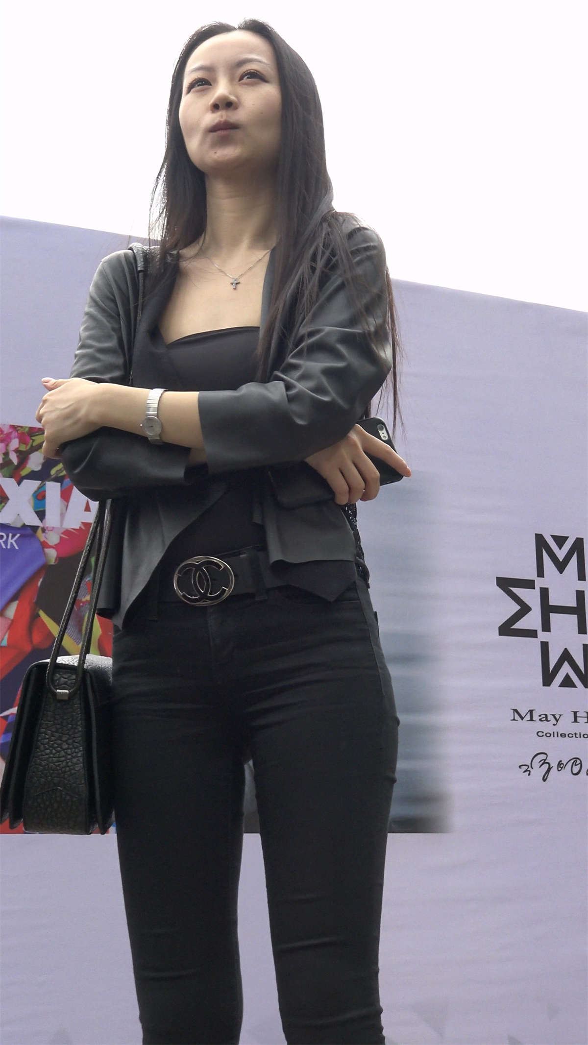 街拍性感大长腿黑色紧身裤美女