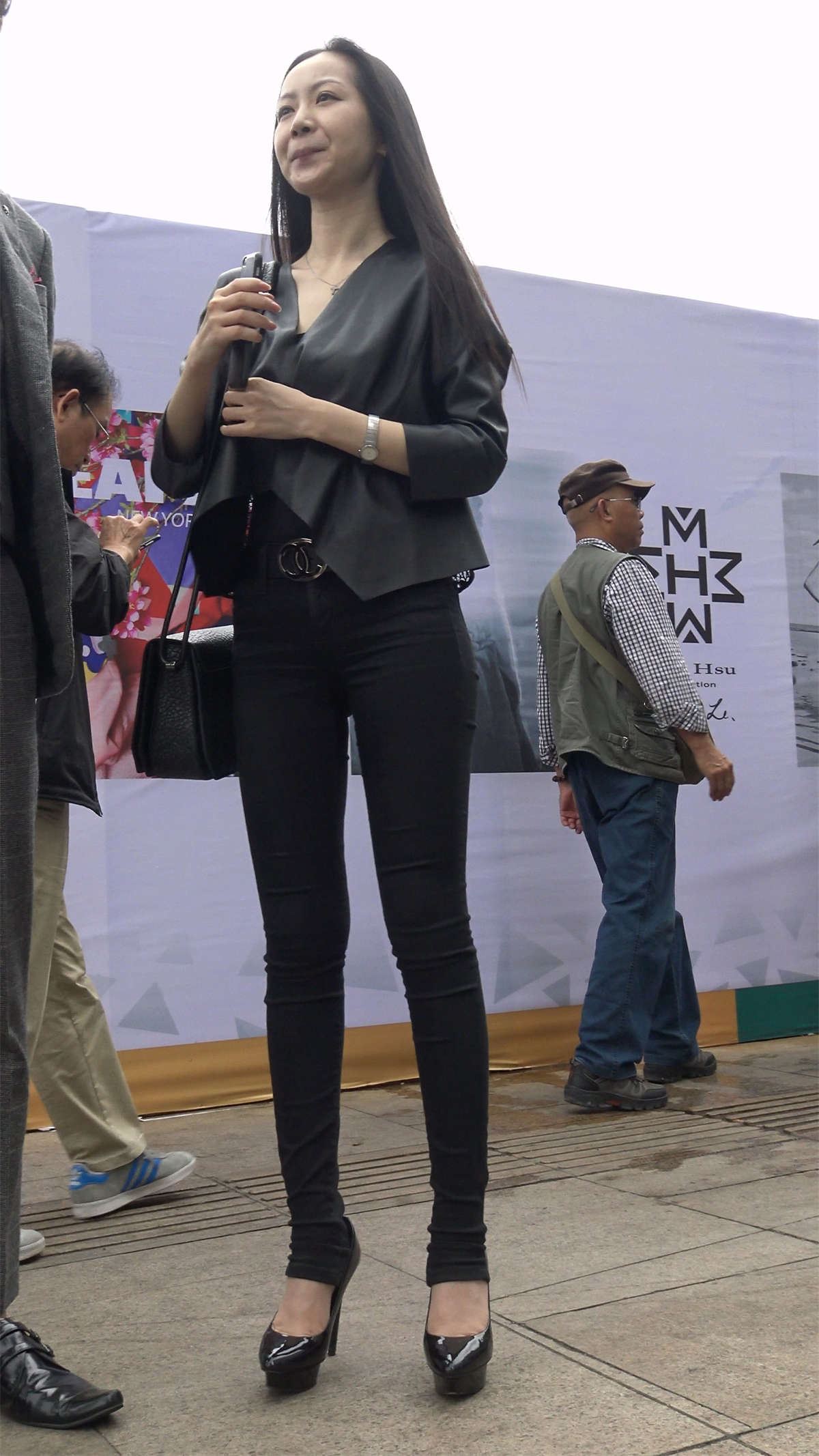 街拍性感大长腿黑色紧身裤美女