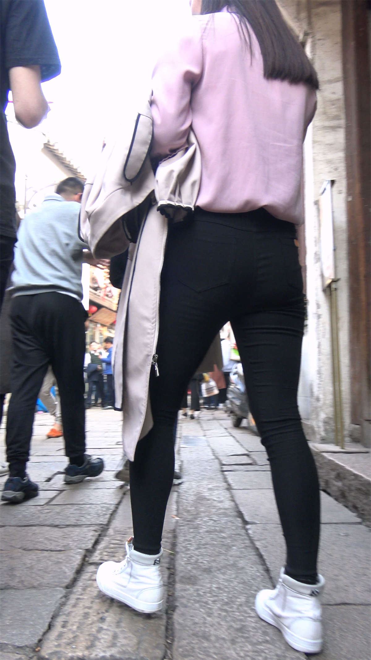 又一位粉毛衣紧身黑裤大圆臀街拍美女