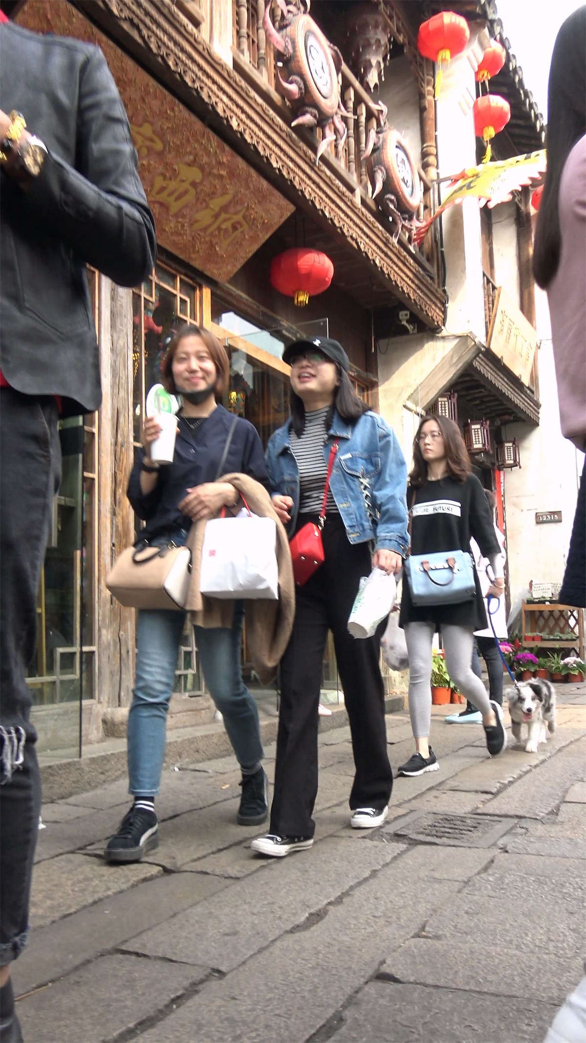 又一位粉毛衣紧身黑裤大圆臀街拍美女