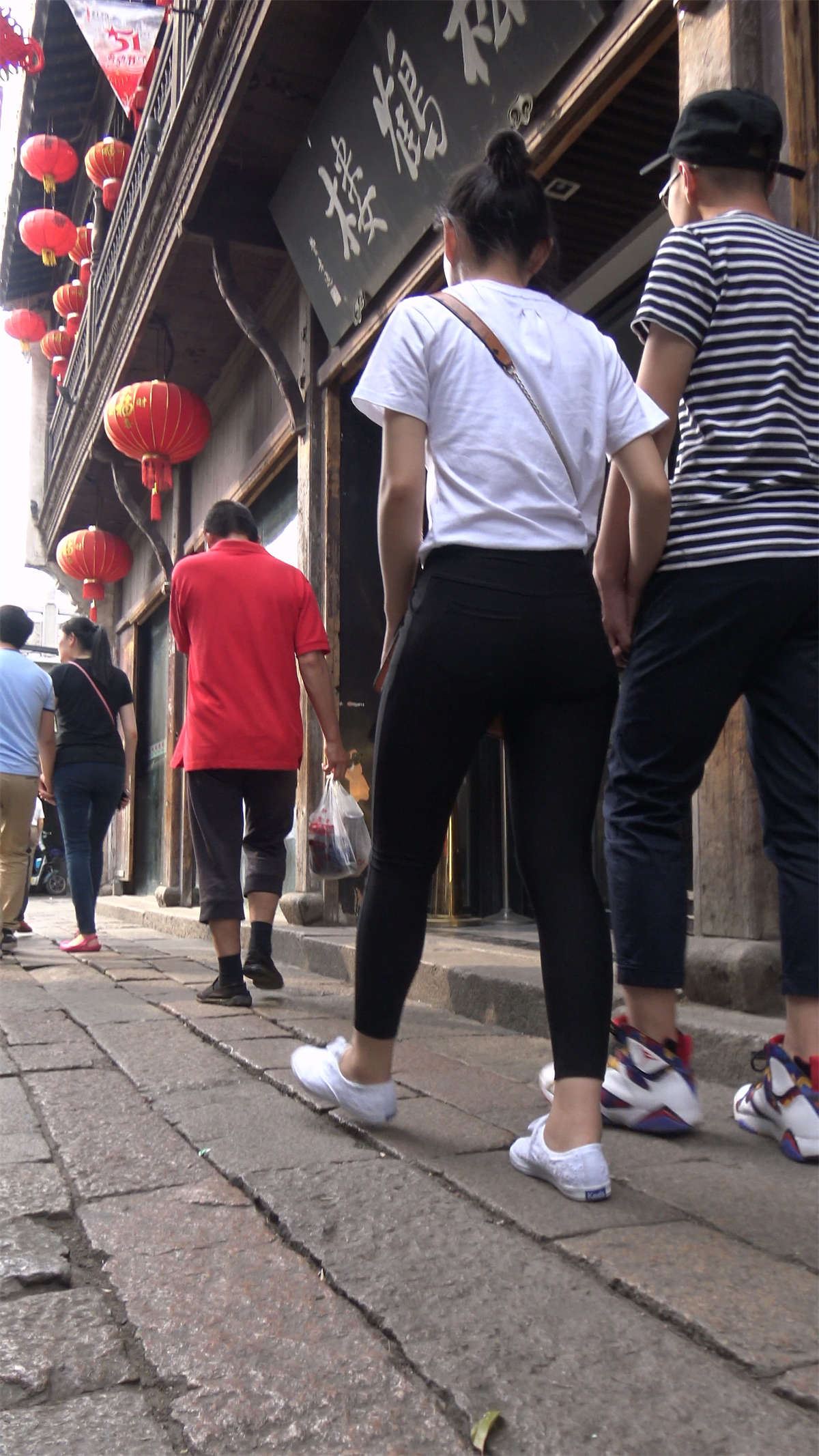 超级圆臀紧身黑裤白T恤小美女