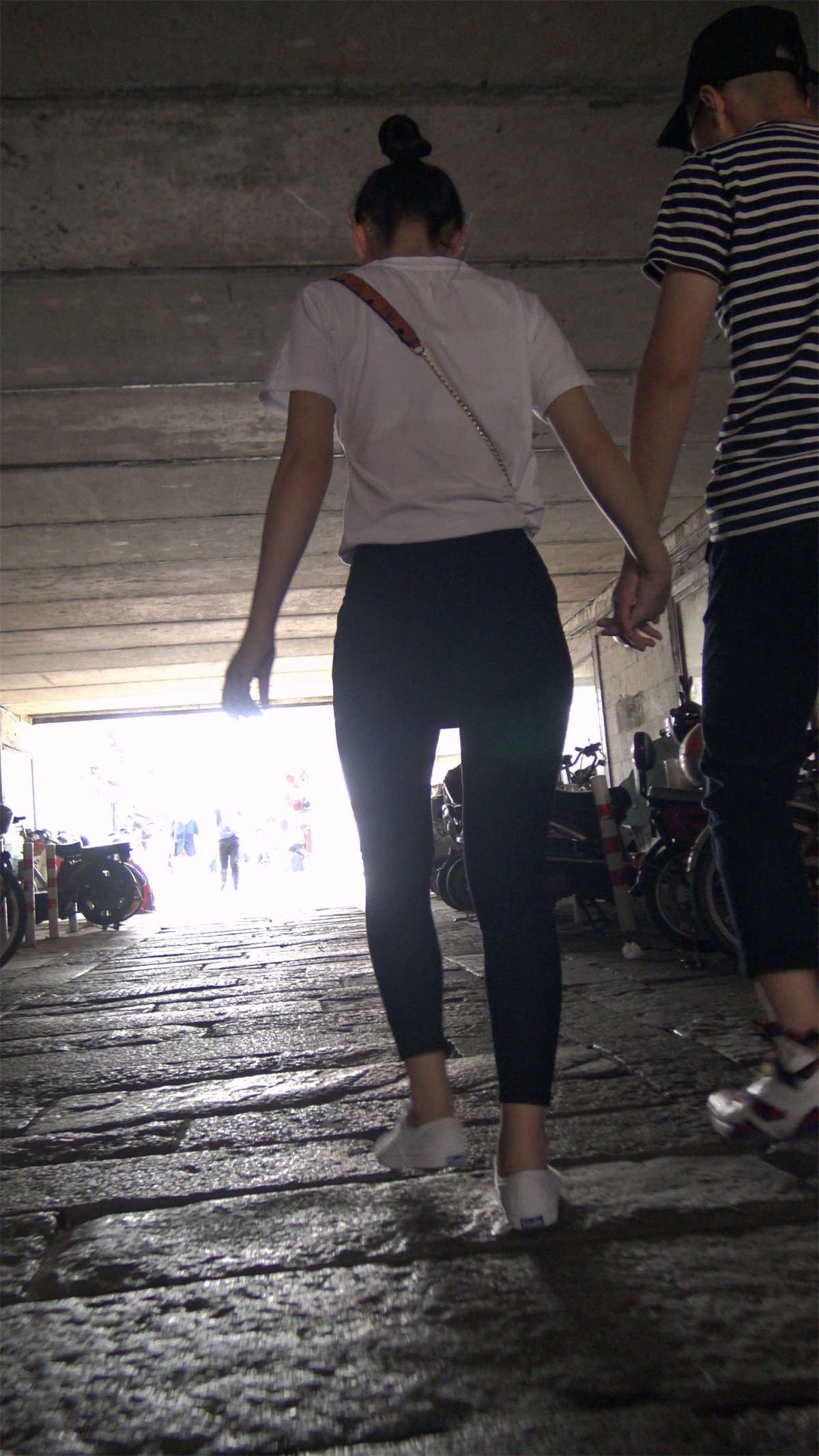 超级圆臀紧身黑裤白T恤小美女