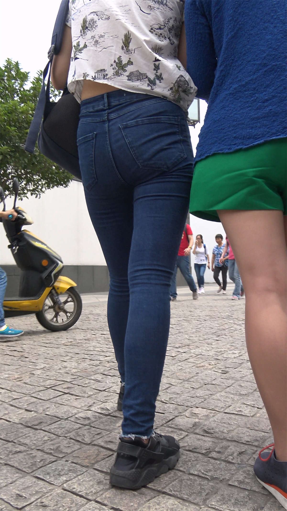 超紧身蓝牛宽臀花衬衫街拍美女