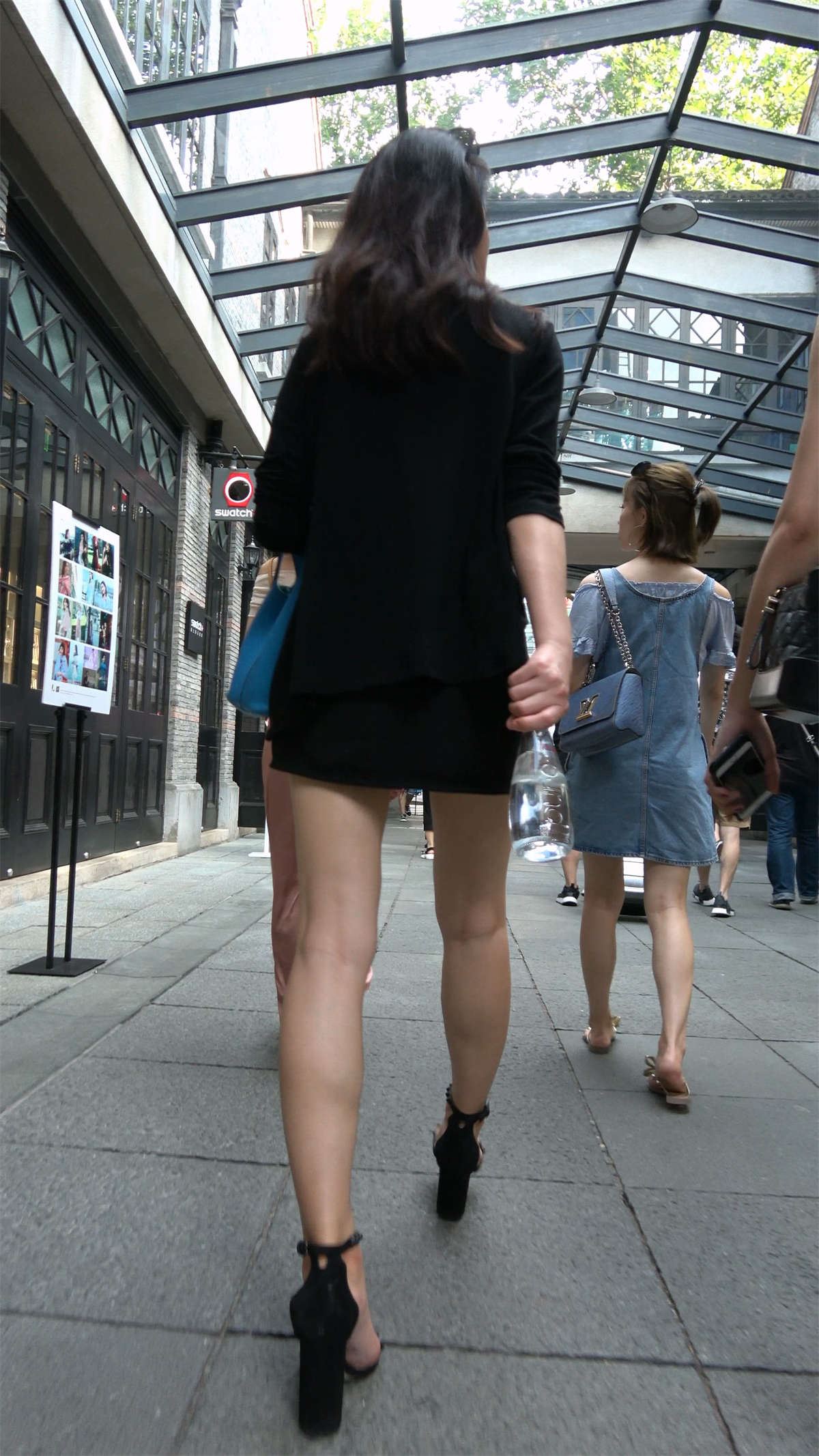 黑裙性感凉高跟美女笑得很开心