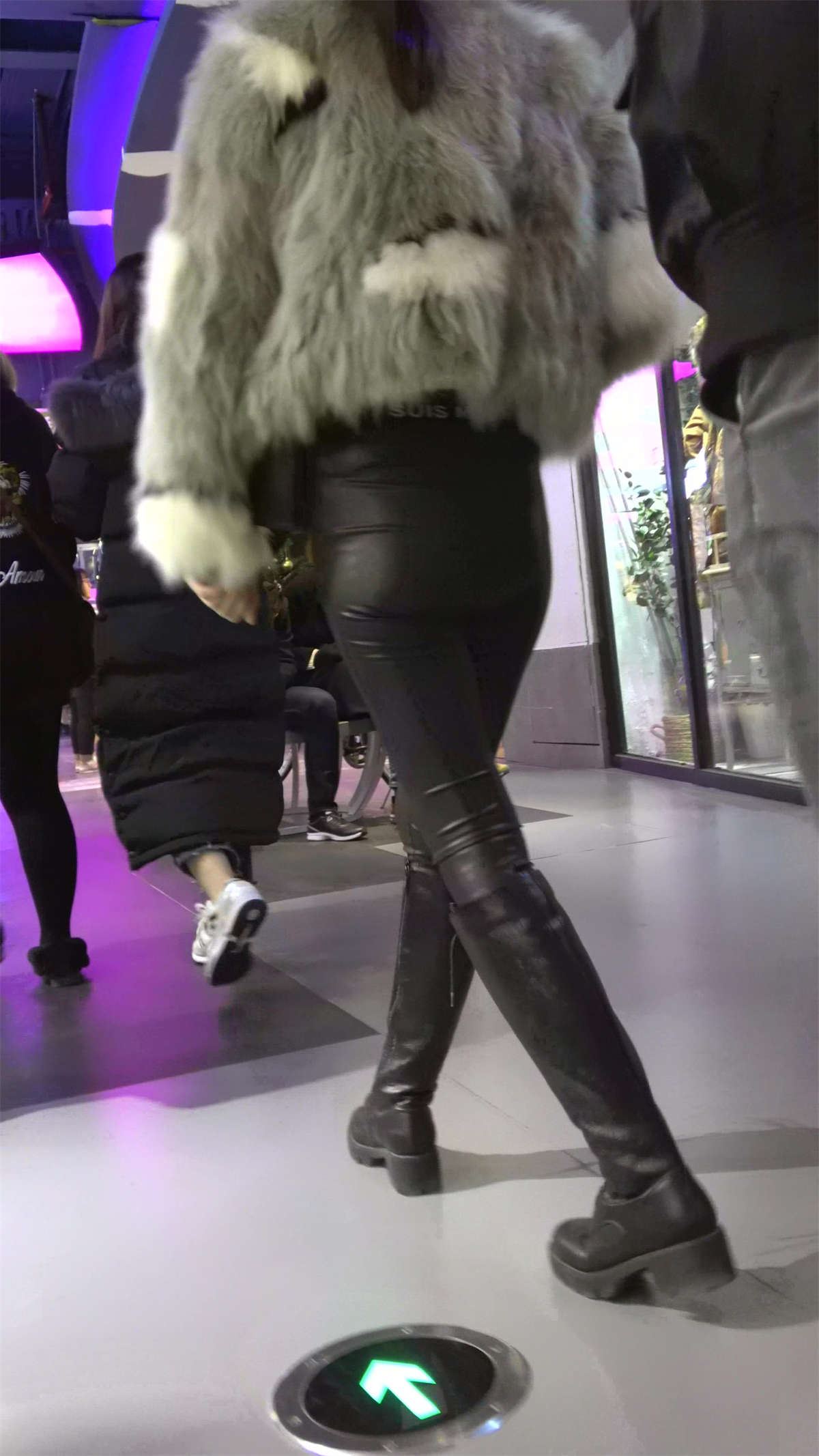 黑色皮靴街拍紧身皮裤美女