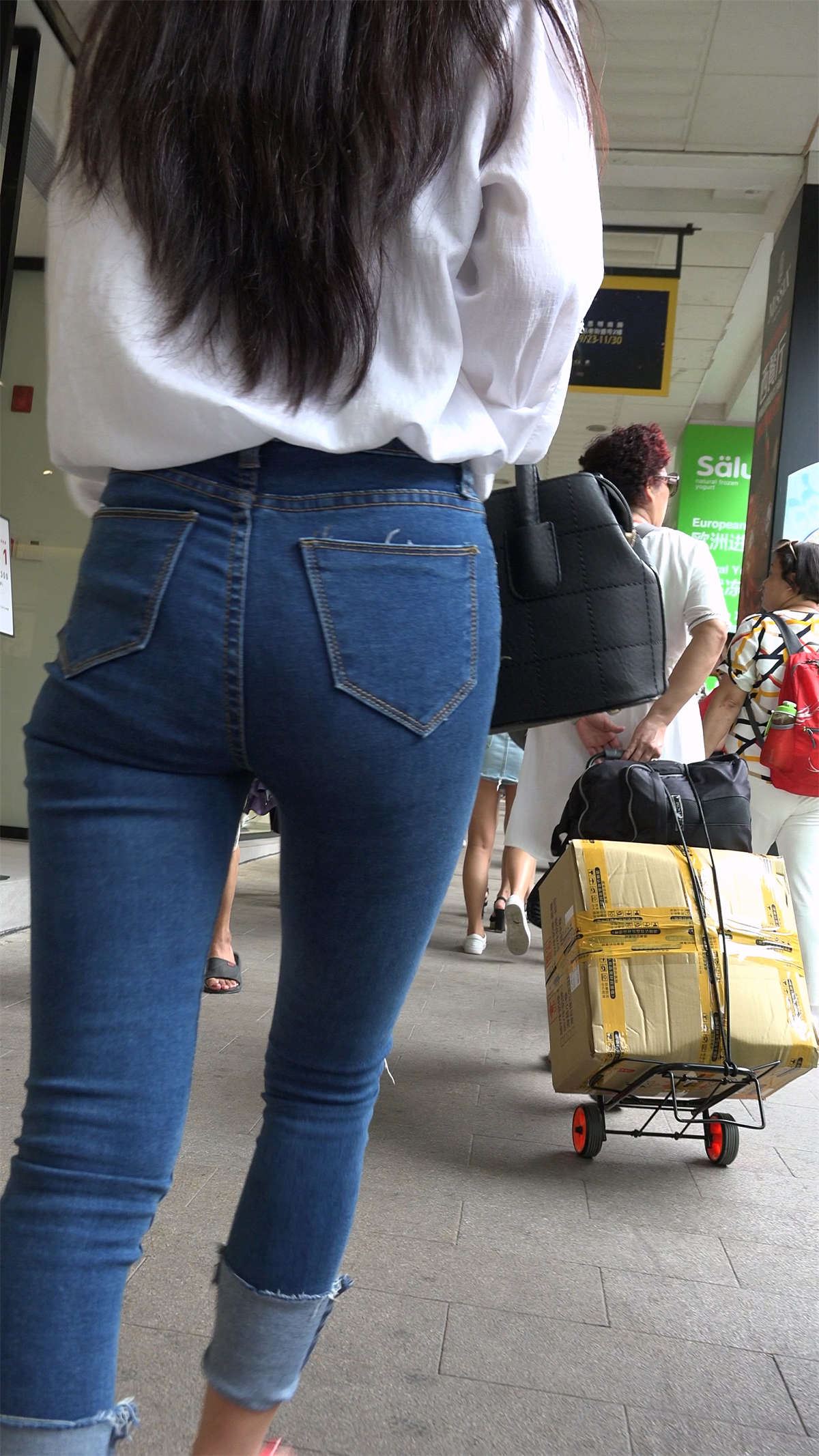 超紧白衬衫紧身蓝牛街拍美臀