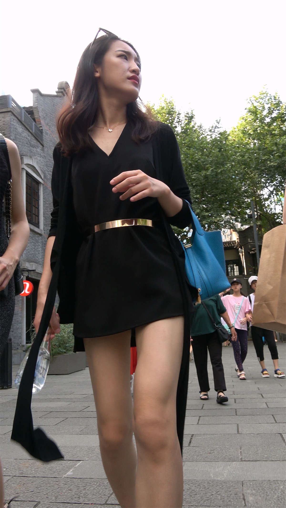 黑裙性感凉高跟美女笑得很开心