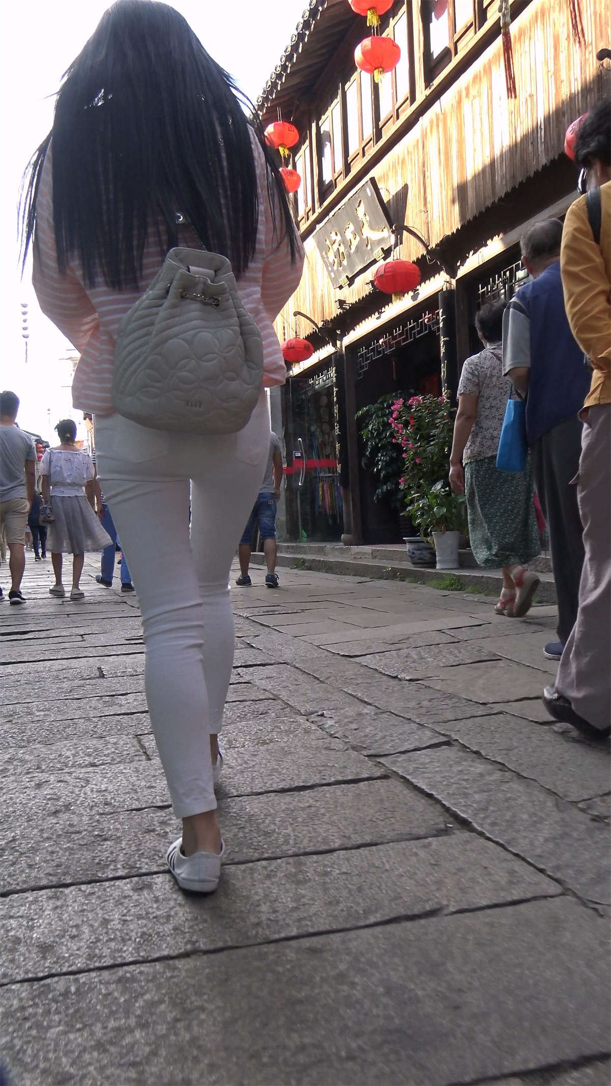 条纹T恤超紧身白裤街拍美女