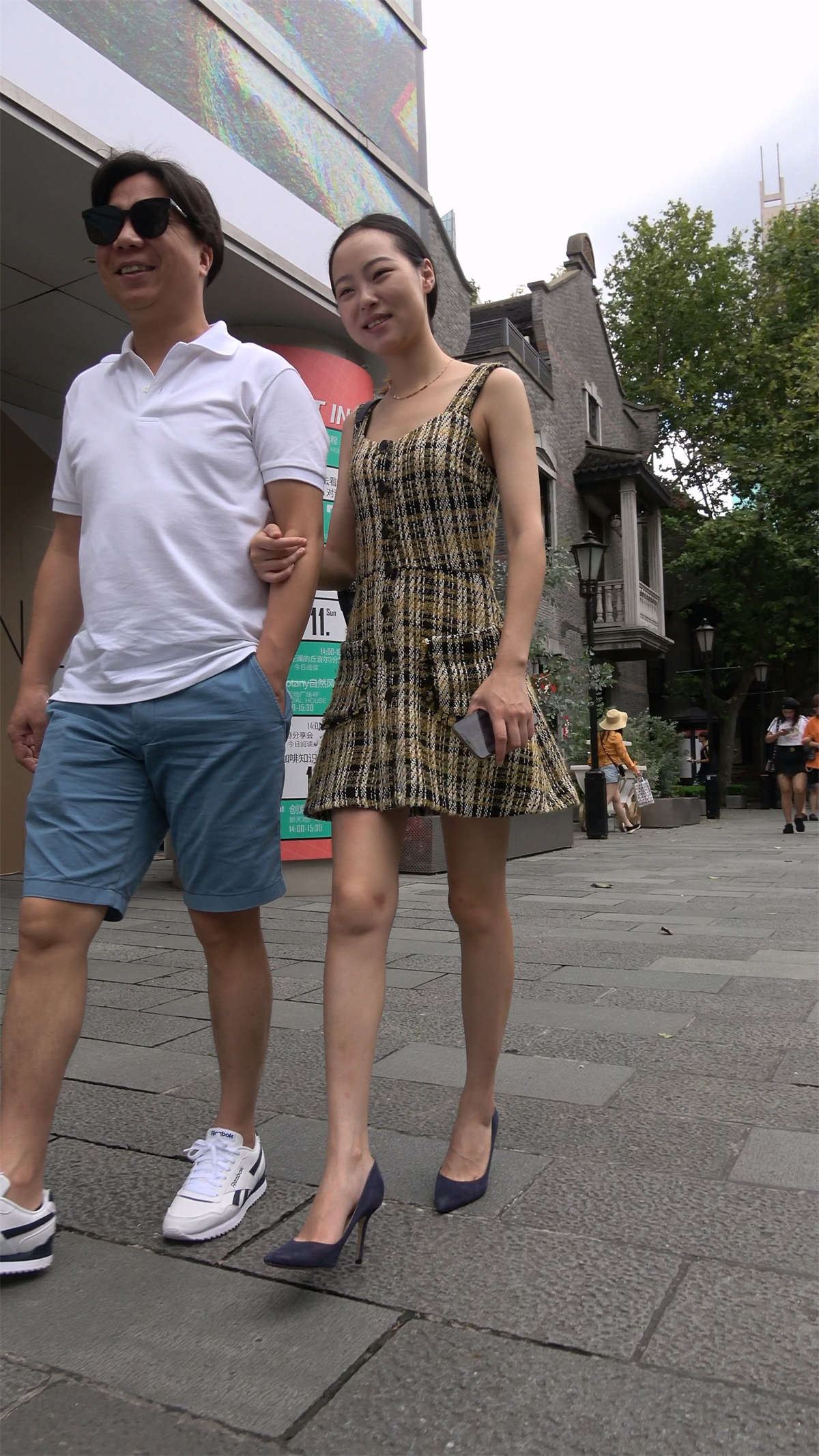 黑色尖嘴高跟美女