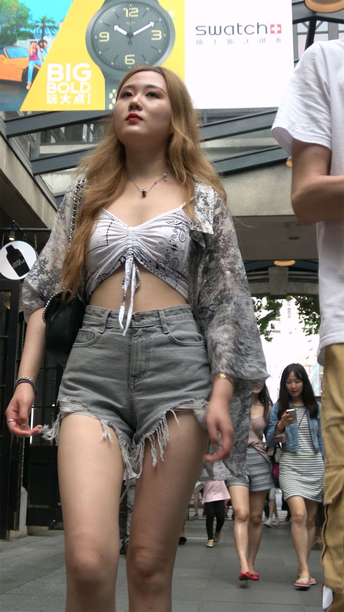 露脐的小蛮腰热裤美女