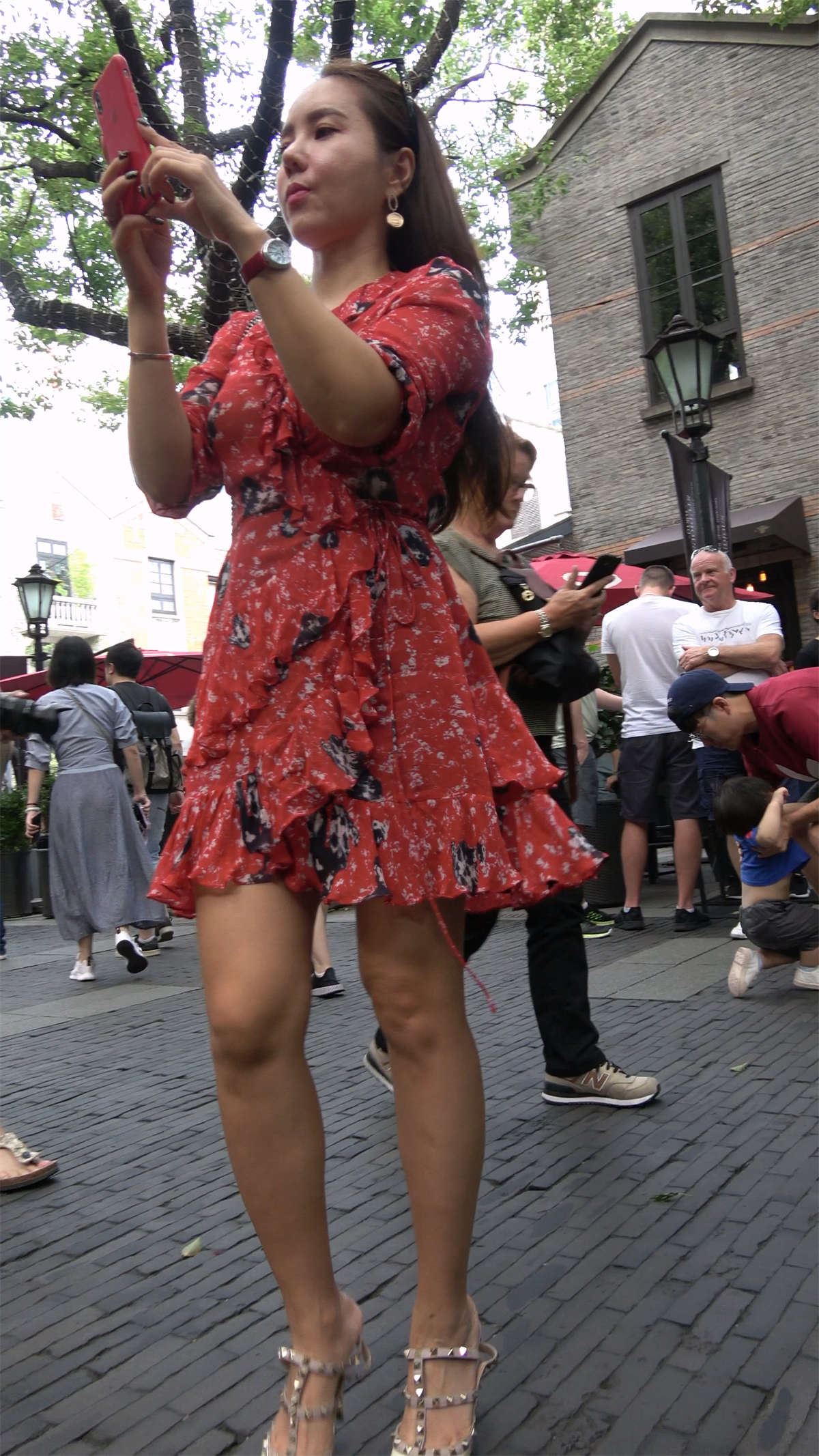 深红色印花裙美女