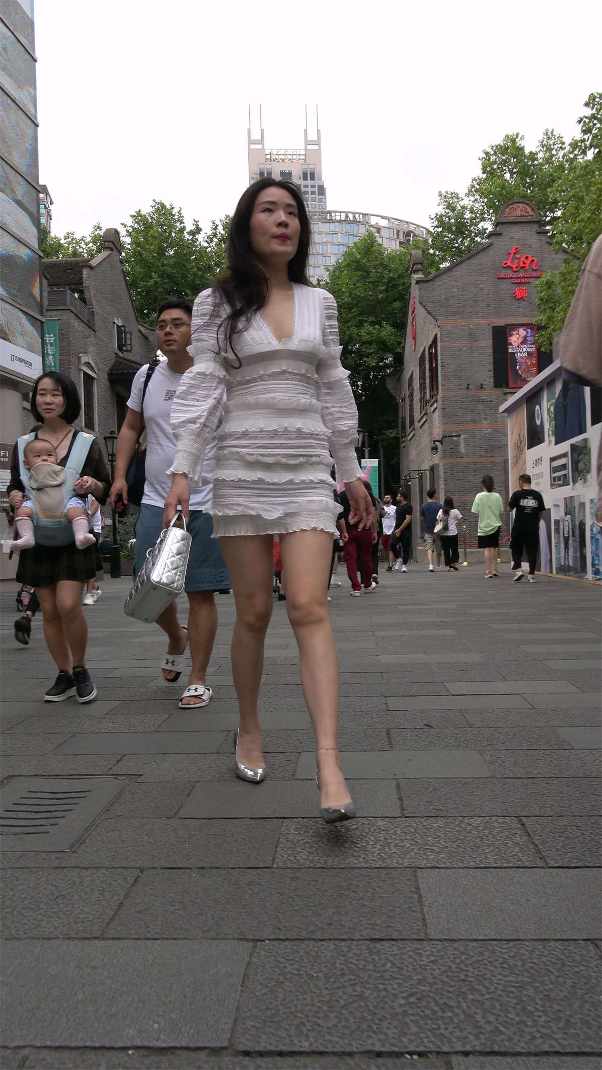性感的高跟鞋白裙美姐