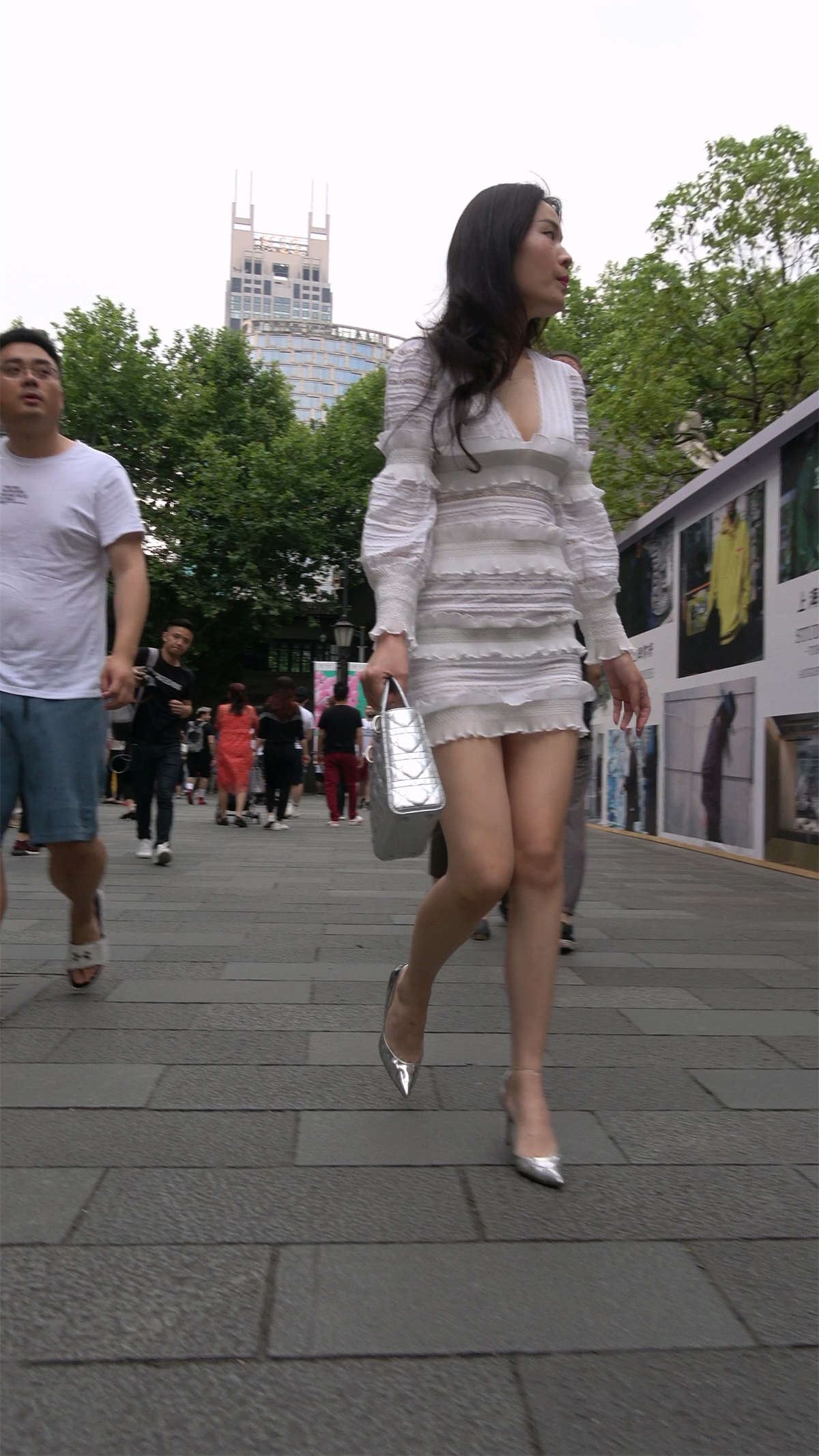 性感的高跟鞋白裙美姐