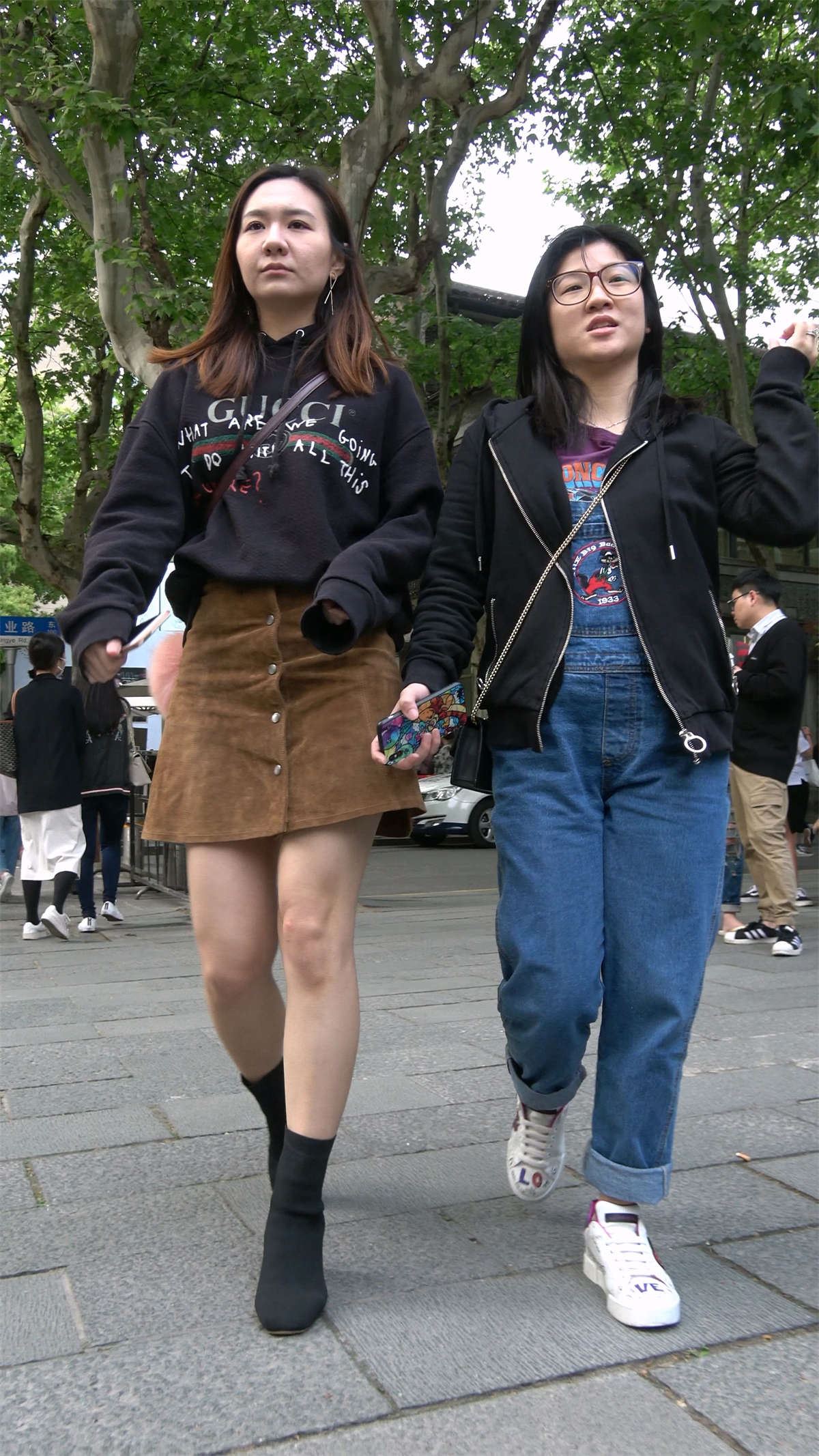 棕色裙美眉