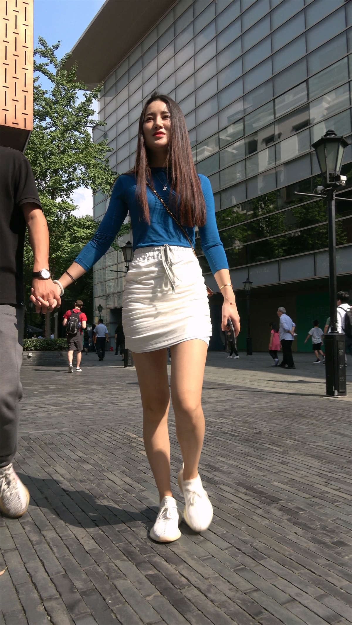 包臀白短裙长发姑娘