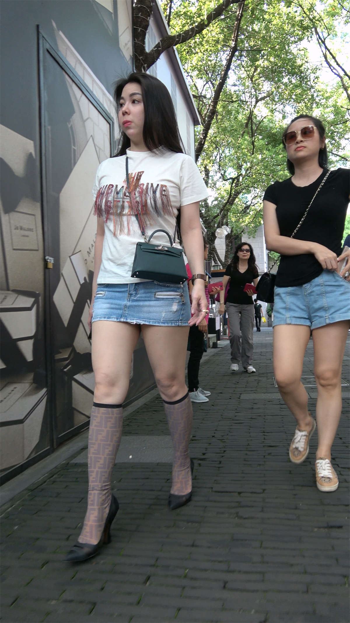 短裙长发丰腴美眉