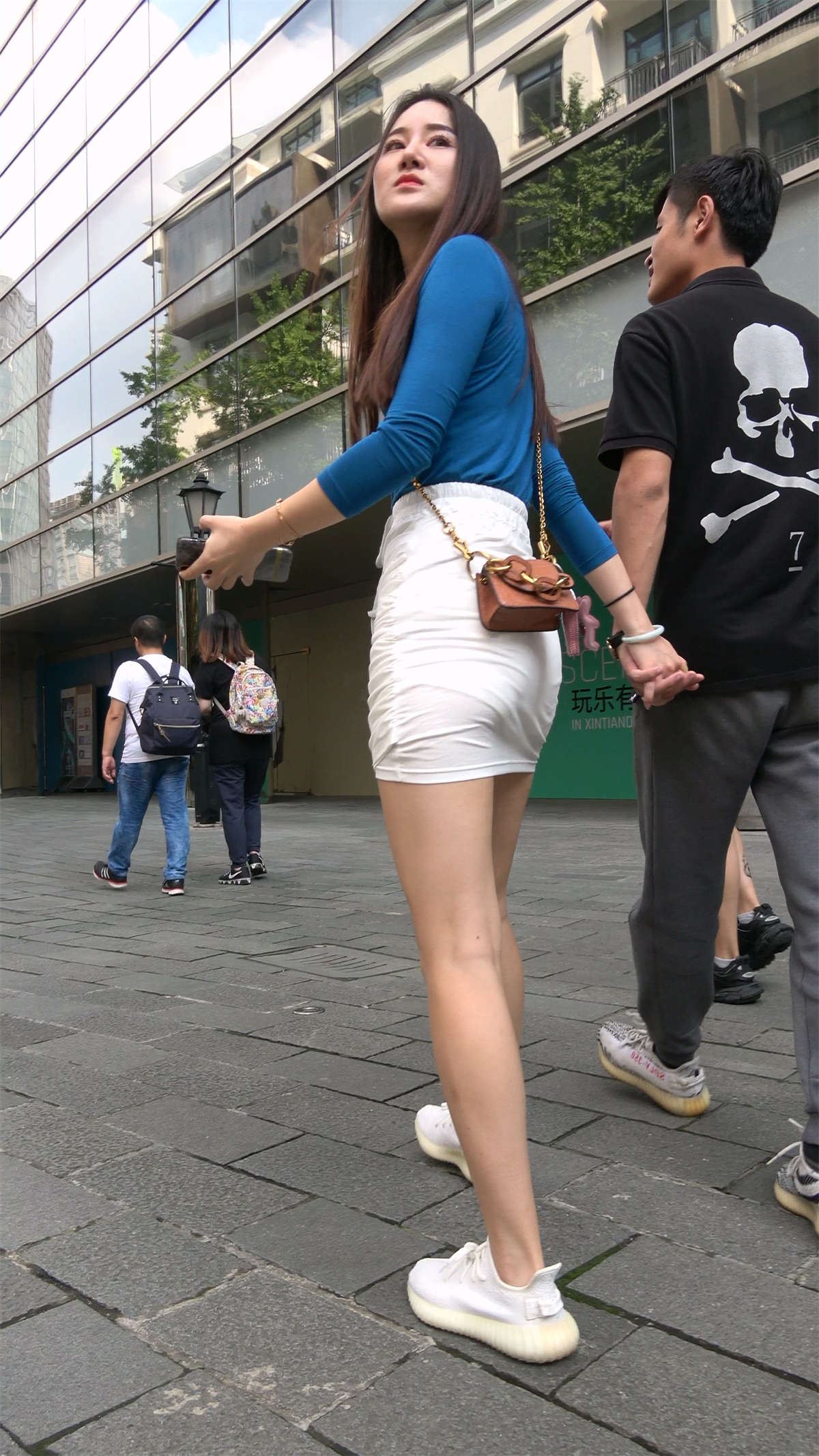 包臀白短裙长发姑娘