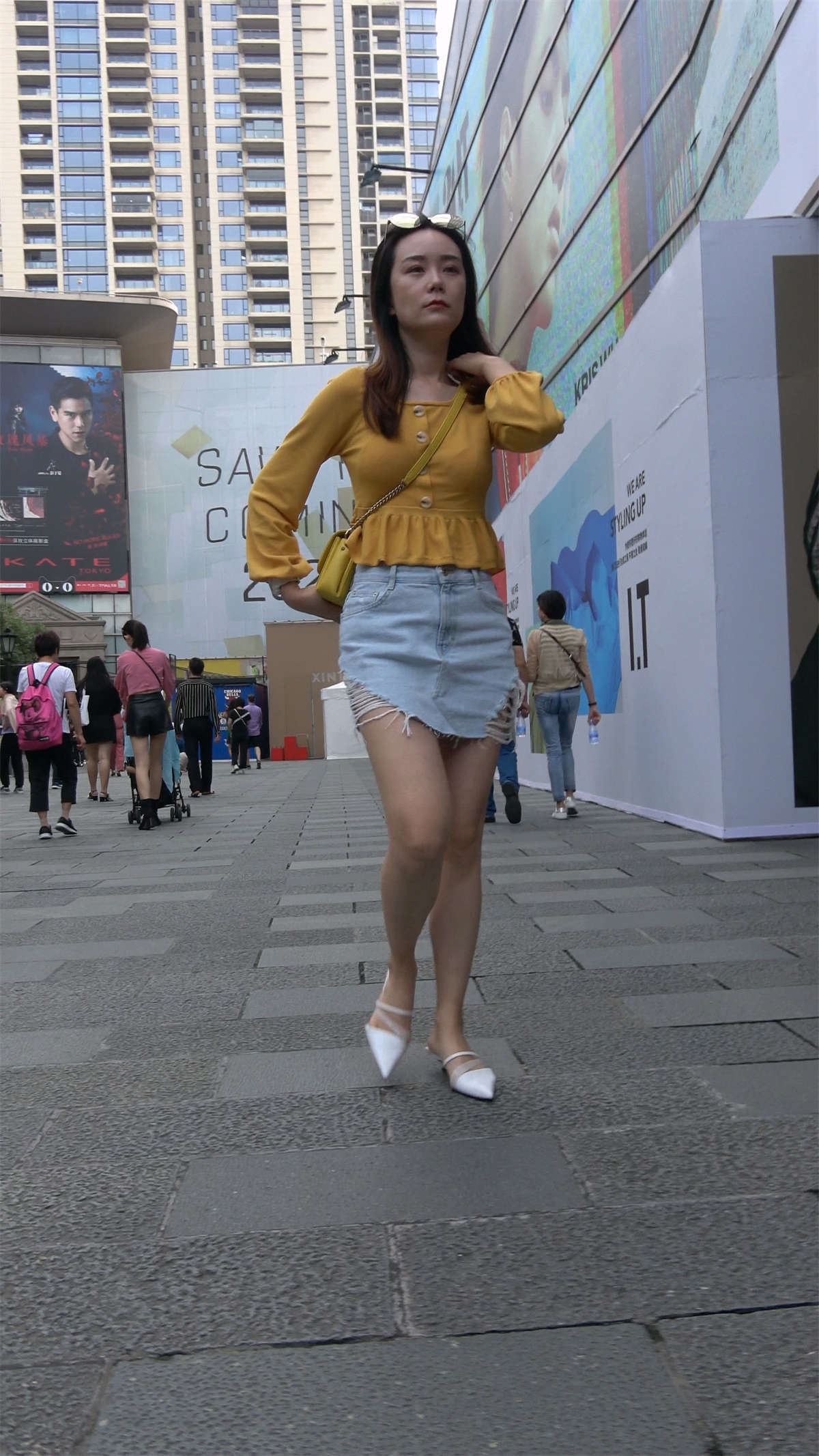 黄色衣服美女