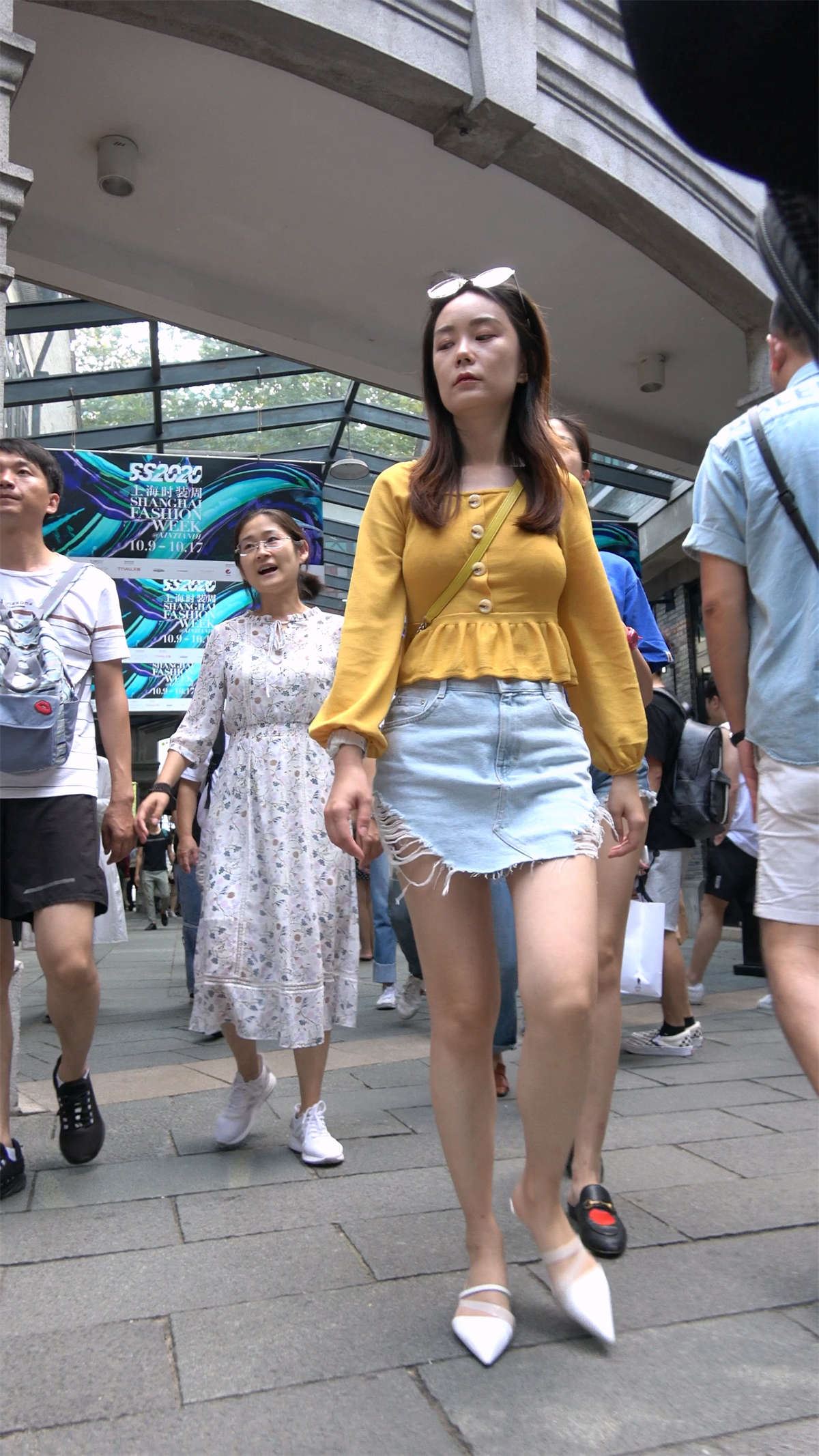 黄色衣服美女
