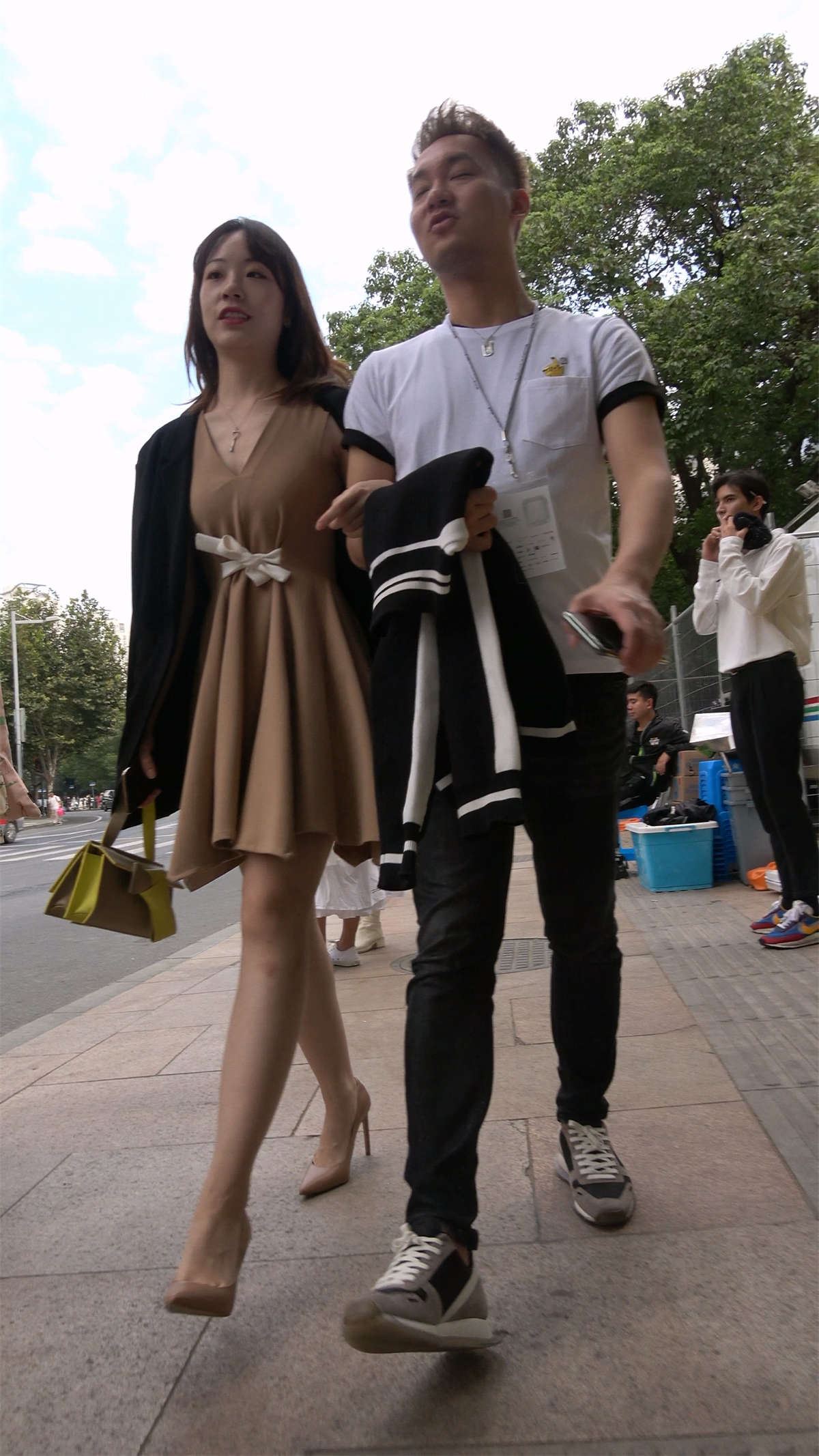 时尚的连衣裙美女