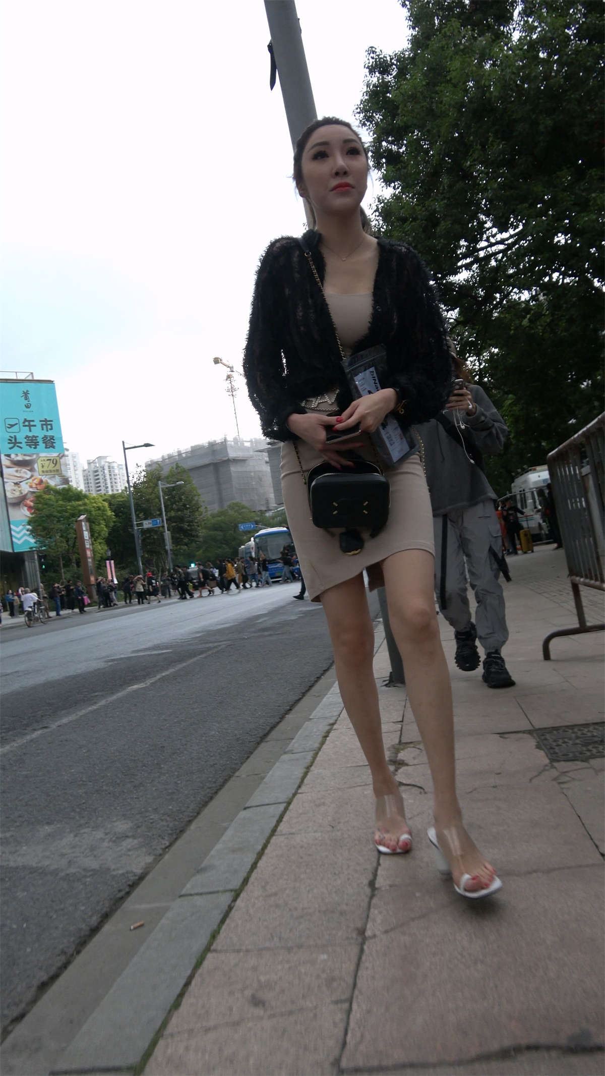 性感的开叉包臀裙美女